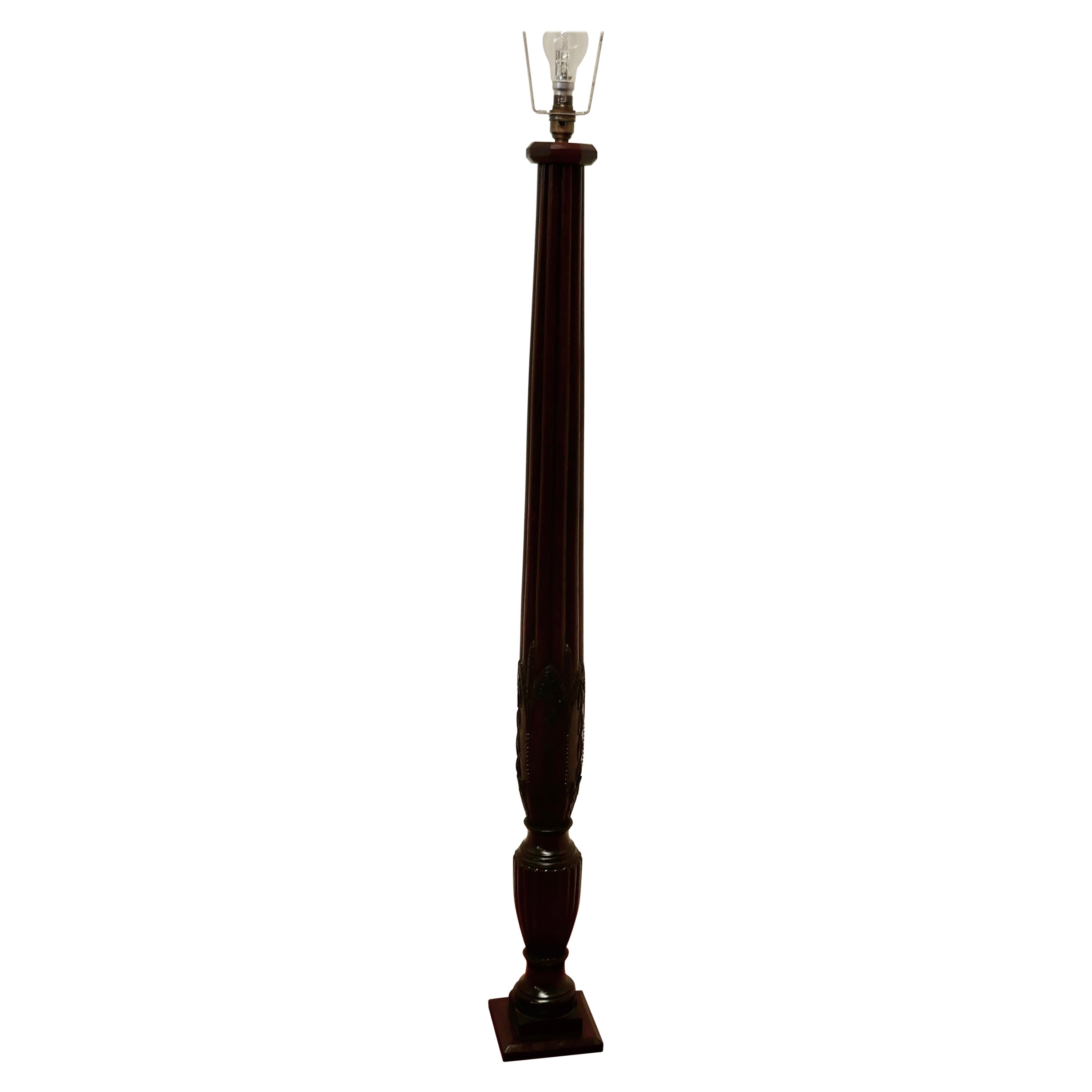 Lampada da terra o standard in mogano pesantemente tornito