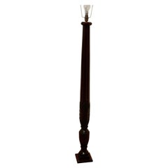 Lampada da terra o standard in mogano pesantemente tornito