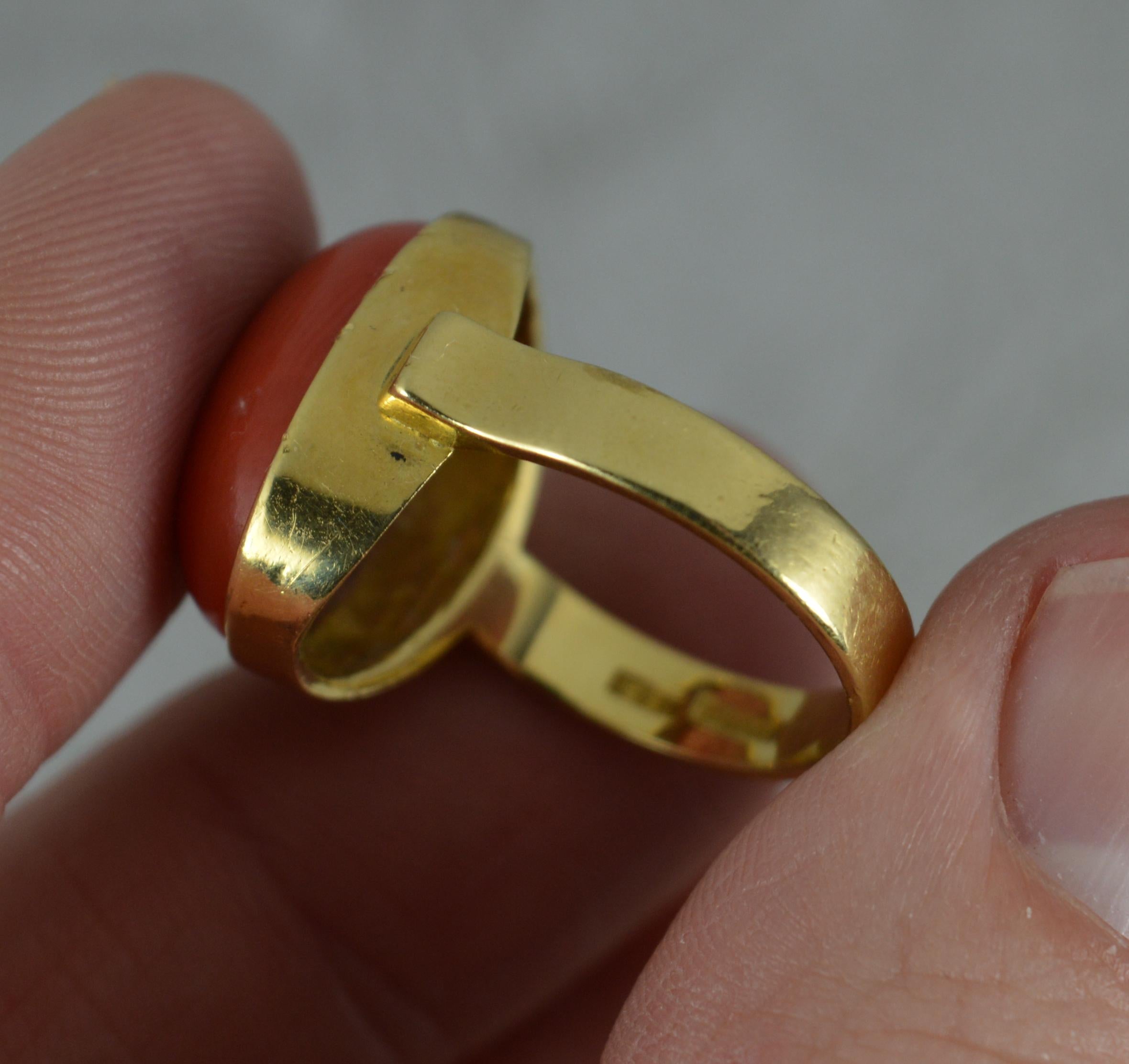 Heavy Vintage 18 Carat Gold and Single Coral Solitaire Statement Ring In Excellent Condition In St Helens, GB