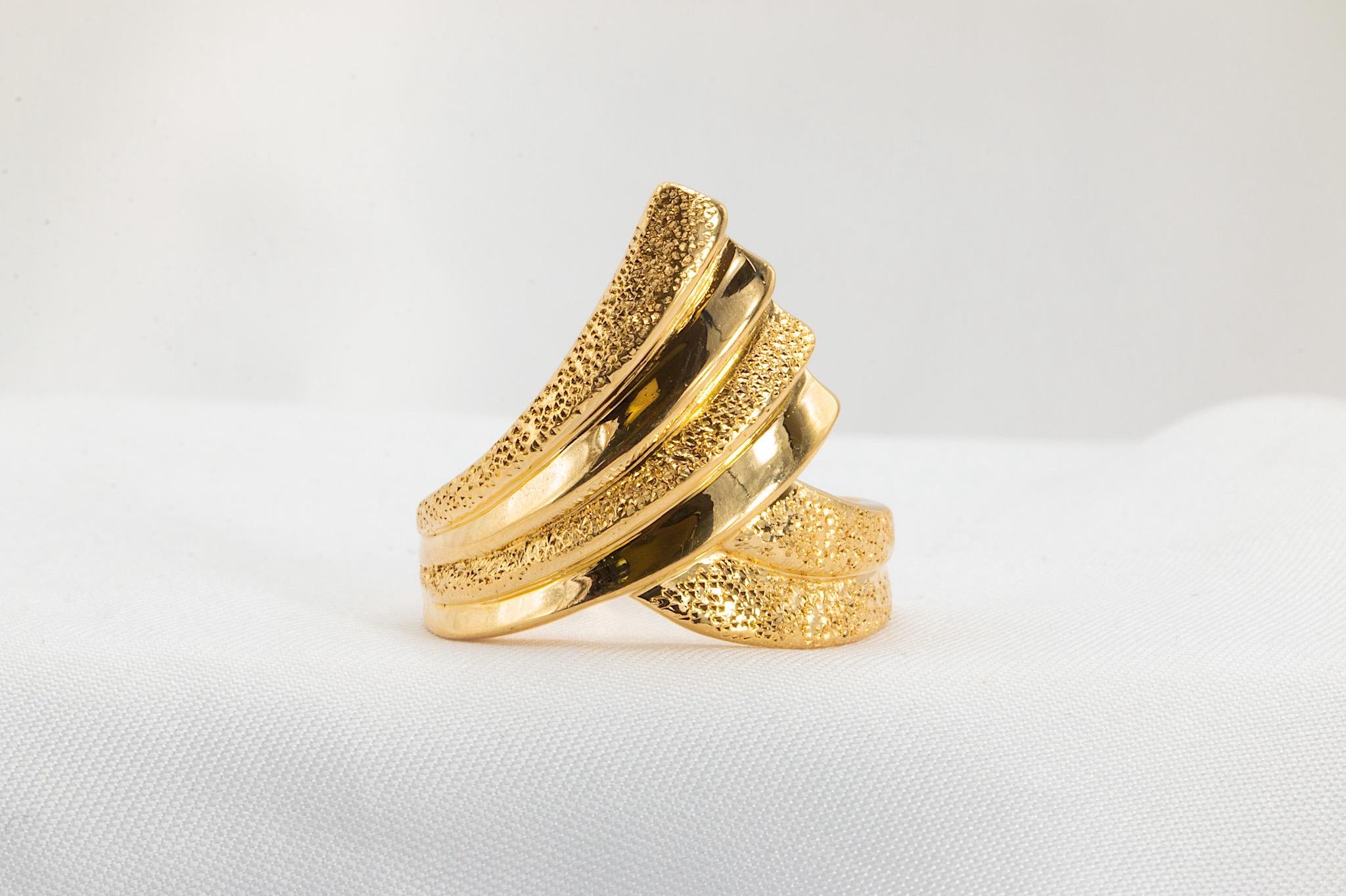 Bague en or jaune 14K avec diamant, datant des années 1980

Cette amusante bague vintage des années 1980 offre style et présence avec le balayage de son éventail exagéré. Fabriquée en or jaune 14 carats massif, cette bague pèse 8,2 grammes et