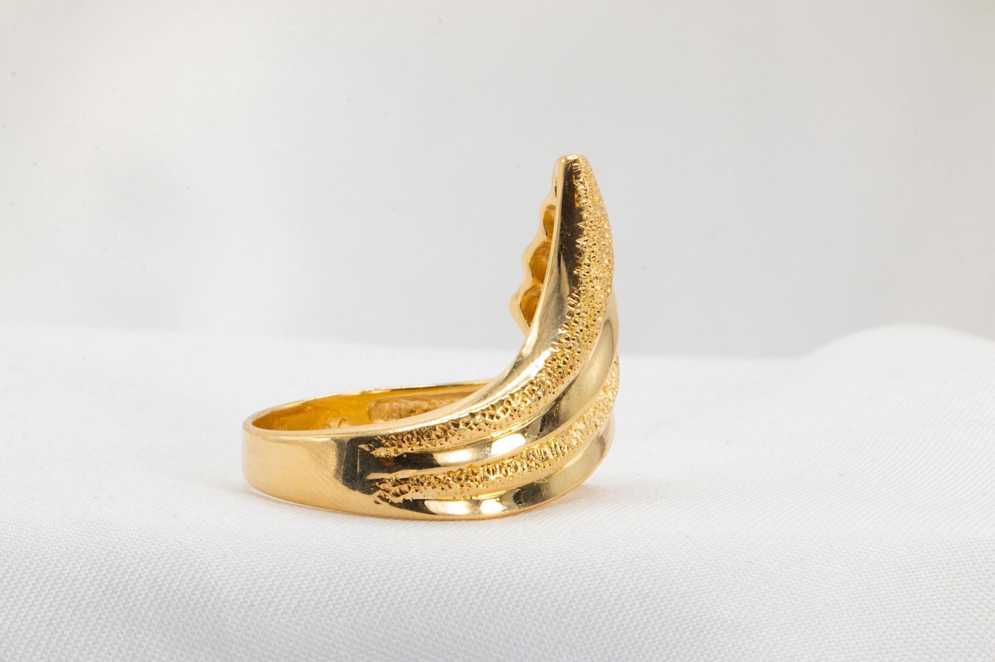 Bague éventail vintage en or jaune 14 carats texturé Bon état - En vente à Houston, TX