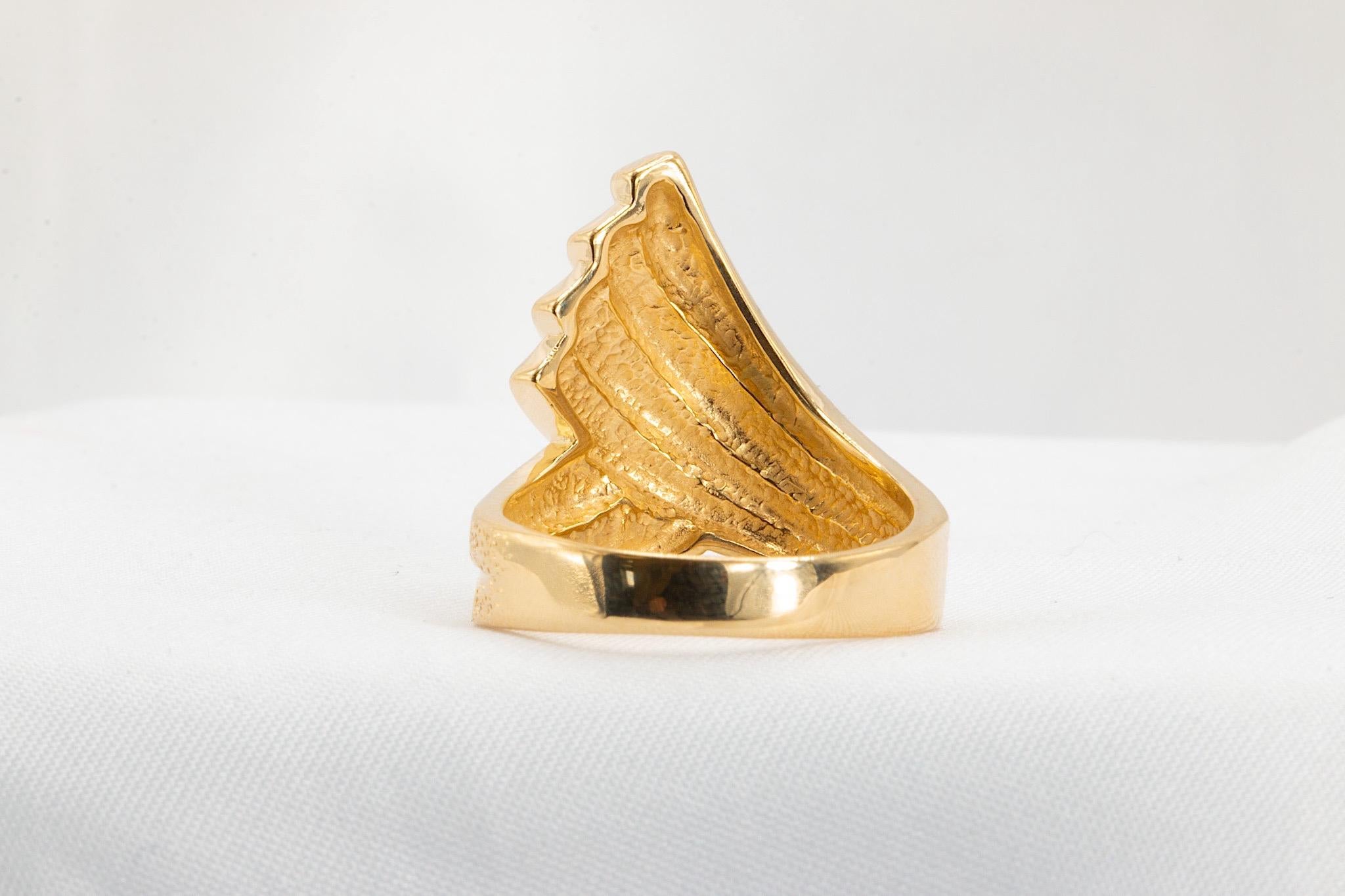 Bague éventail vintage en or jaune 14 carats texturé Unisexe en vente