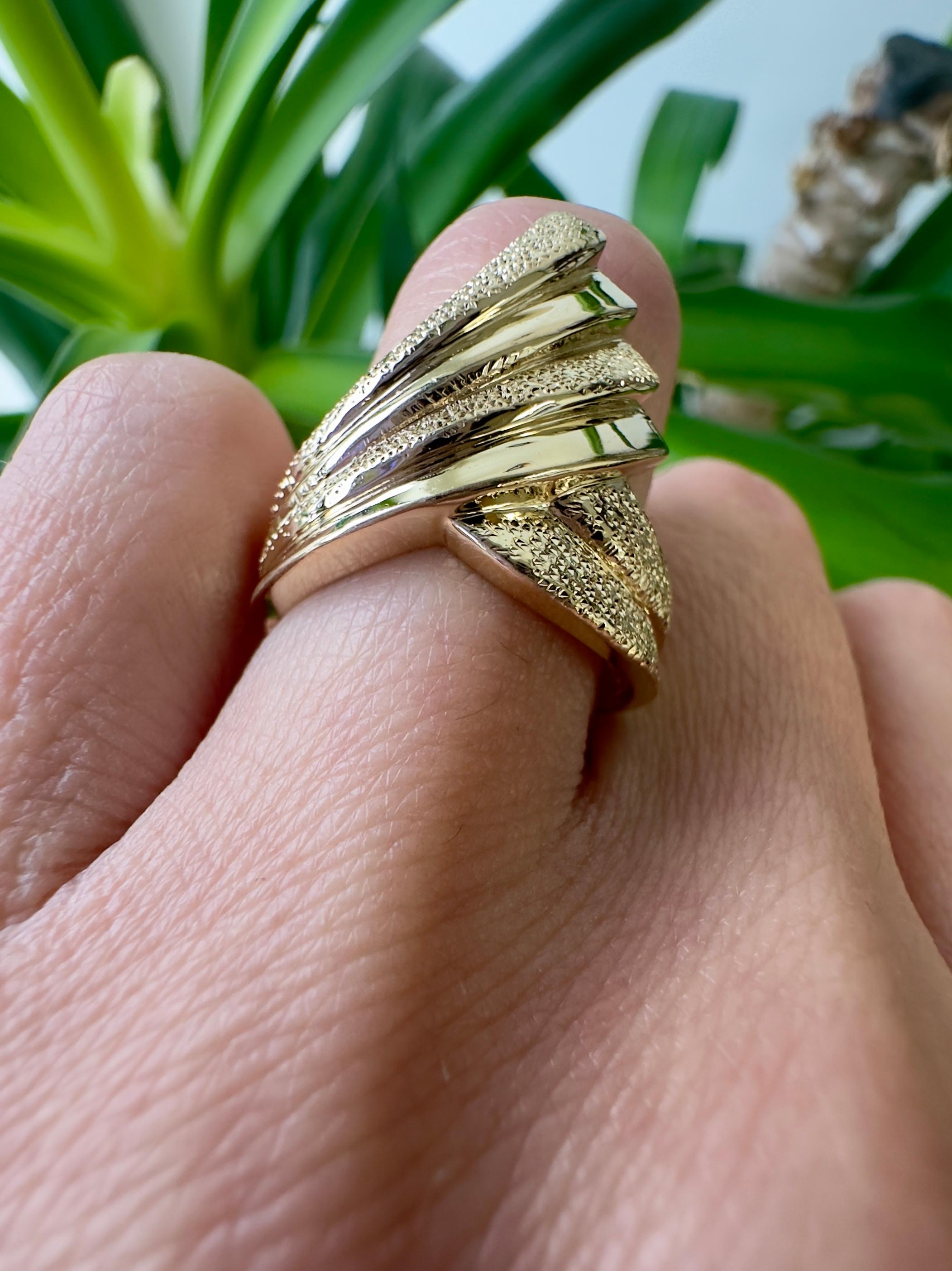 Bague éventail vintage en or jaune 14 carats texturé en vente 1