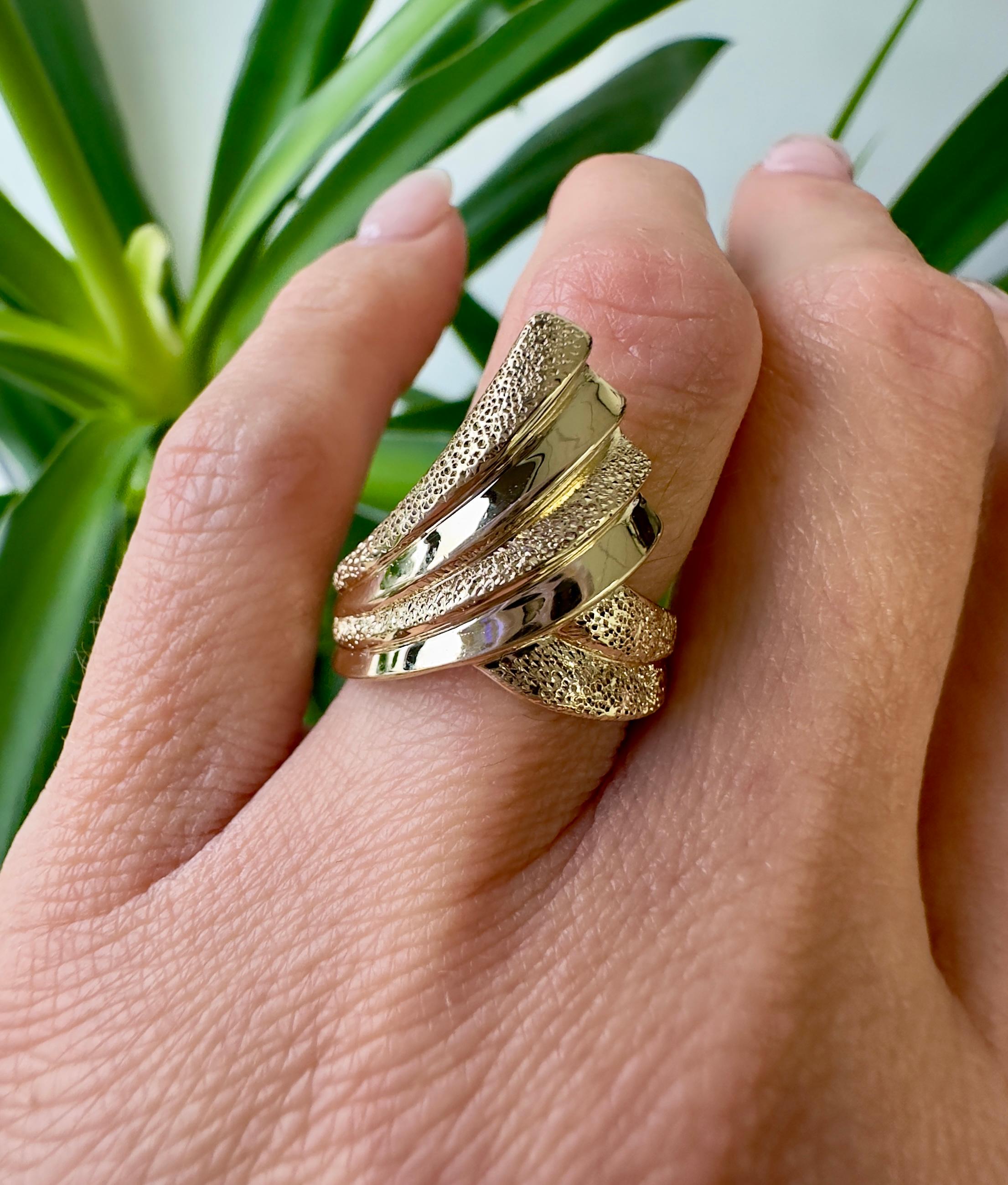 Bague éventail vintage en or jaune 14 carats texturé en vente 2