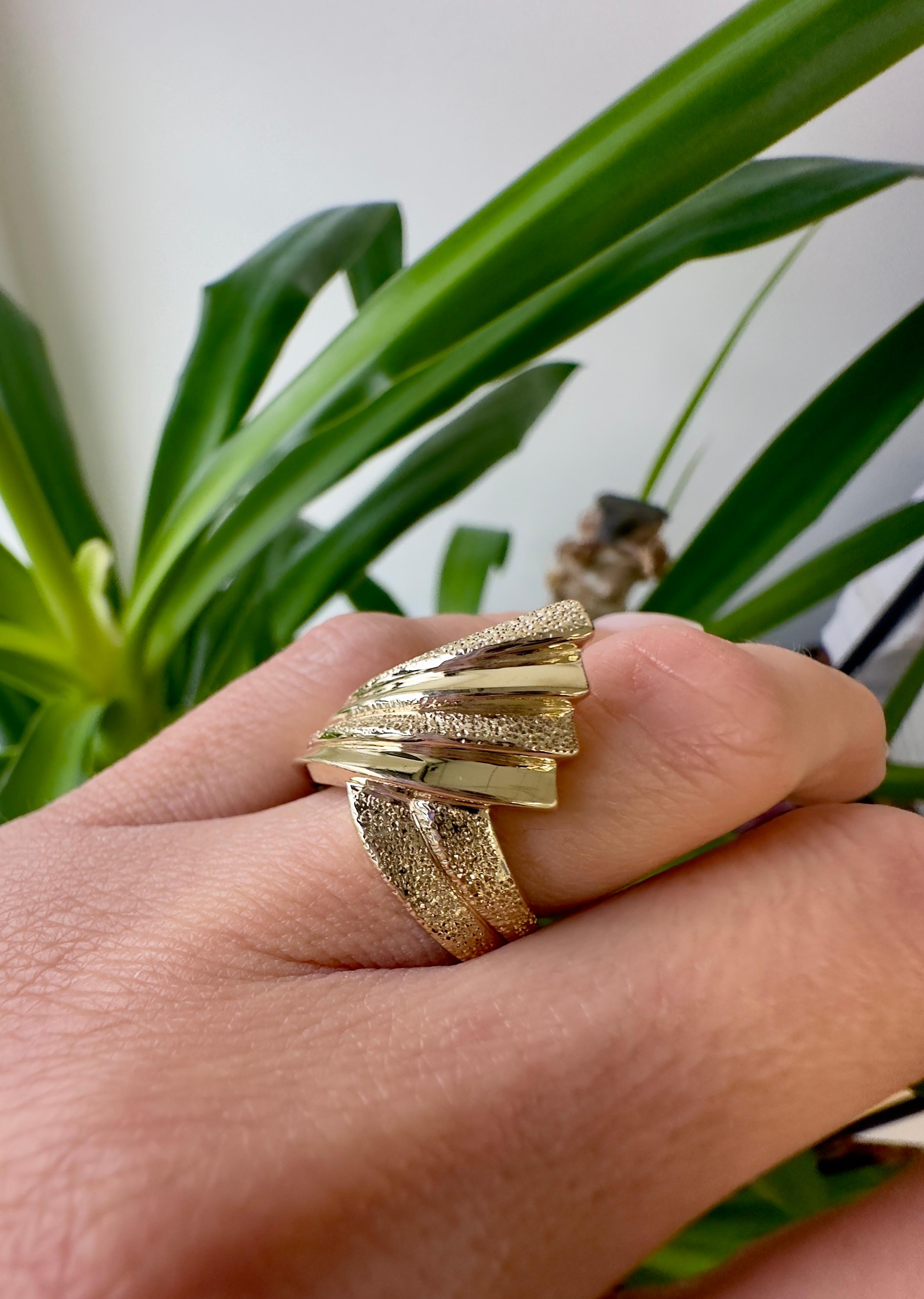 Bague éventail vintage en or jaune 14 carats texturé en vente 3