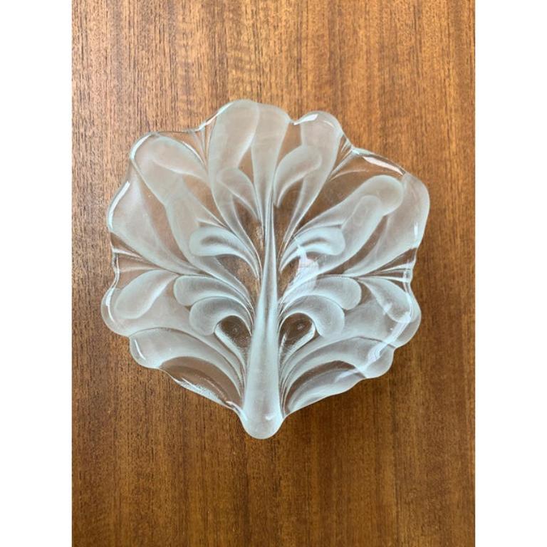Pesante ciotola in vetro tedesco floreale d'epoca di Walther Glass, anni '70, in ottime condizioni. I prodotti progettati dal 1970 al 1979 hanno una prova ufficiale di autenticità, come cataloghi d'epoca, registrazioni di designer o altre fonti