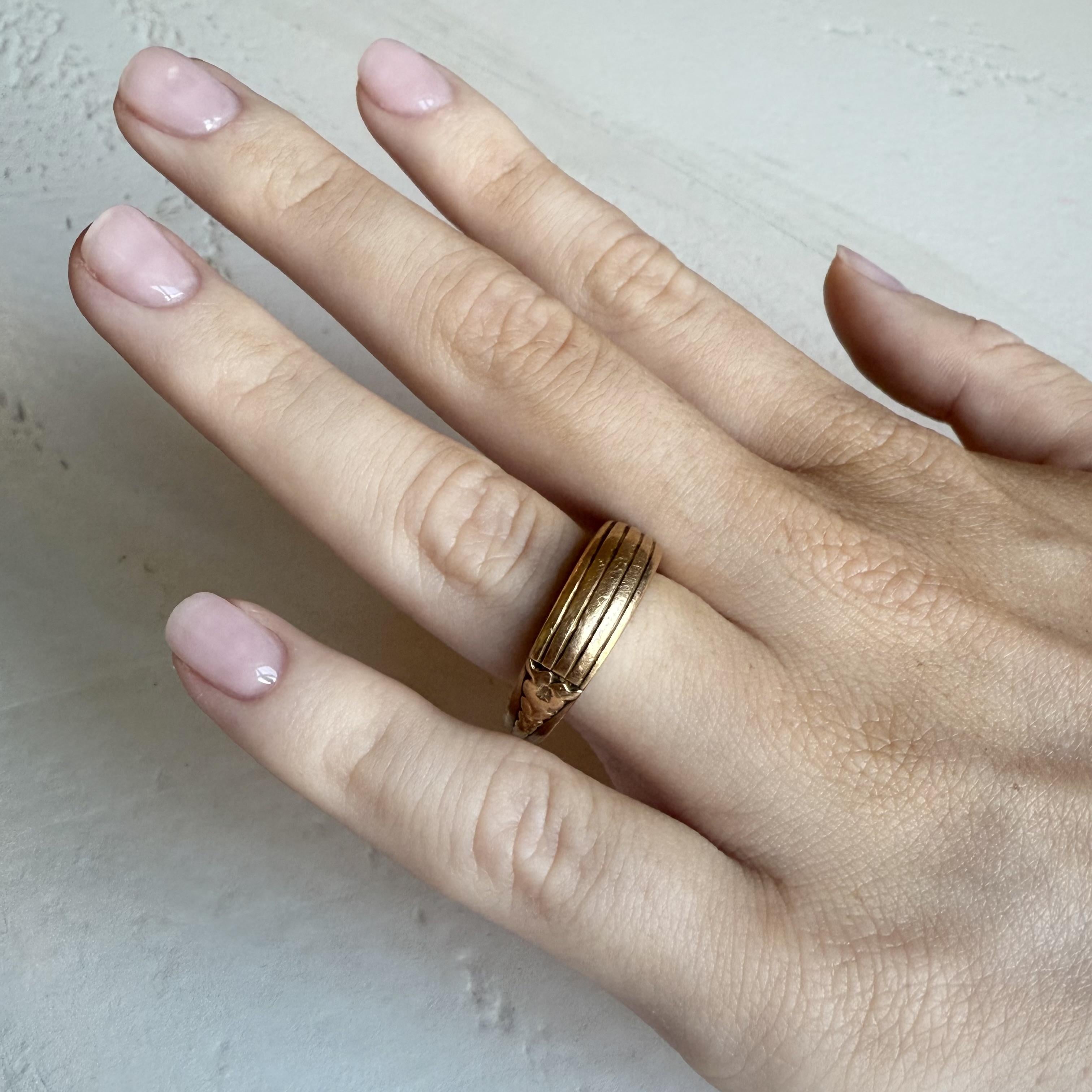 Nous adorons cette beauté unique !
Elle est même livrée avec l'emballage d'origine !!!

Détails de l'anneau
MATERIAL : Monture en or rose 10 carats ; partie supérieure en or rose 14 carats
Époque : Art déco 1920 - 1940
Largeur de la tête : 6,6