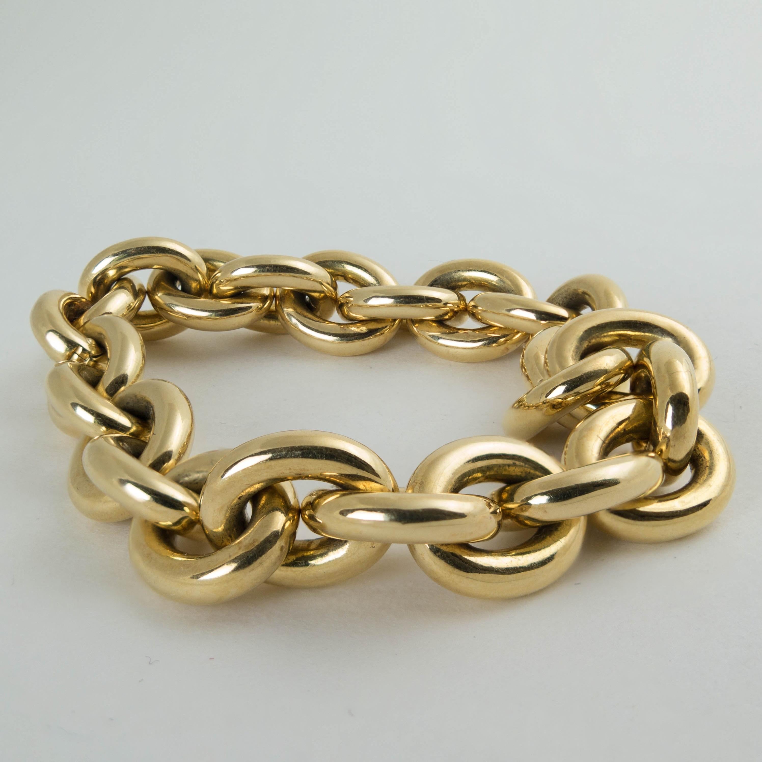 An elegant and classic vintage Pomellato 18k yellow gold chain link bracelet, circa 1990's. 

The heavy gold link bracelet comprised of 24 solid gold oval links. One link with a hidden clasp. The gold bright and radiant.
Signed Pomellato and marked