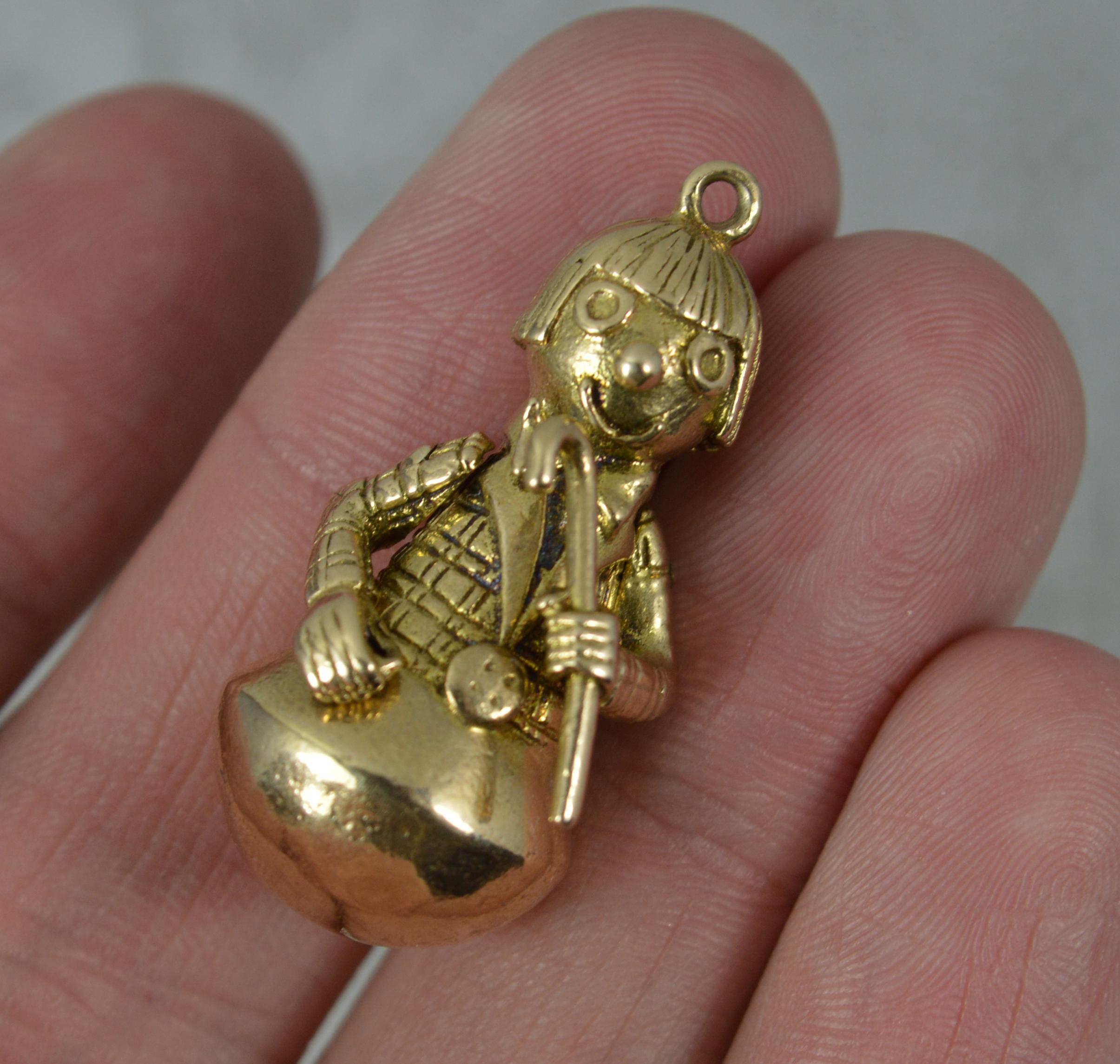 A solid 9 carat yellow gold charm pendant.
Heavy example.
Designed as a fairly creeper looking character.
Articulated arms.
Condition ; Very good. Crisp design. Working arms. Small dents to base.

Please view photographs though note they are