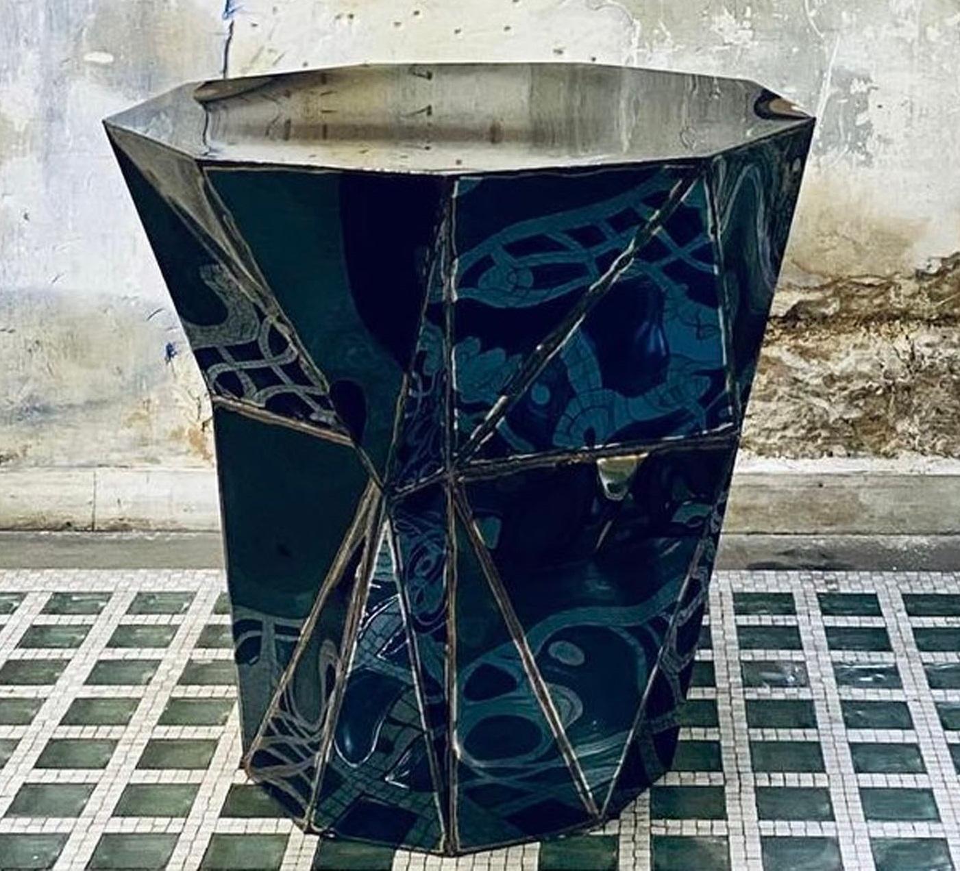 Guéridon Heavy Water en acier inoxydable soudé poli miroir par Julian Mayor
Édition limitée à 8 + 4AP.
Dimensions : D 100 x L 100 x H 89 cm. 
MATERIAL : Acier inoxydable poli miroir.

Julian Mayor est un artiste et designer britannique réputé pour