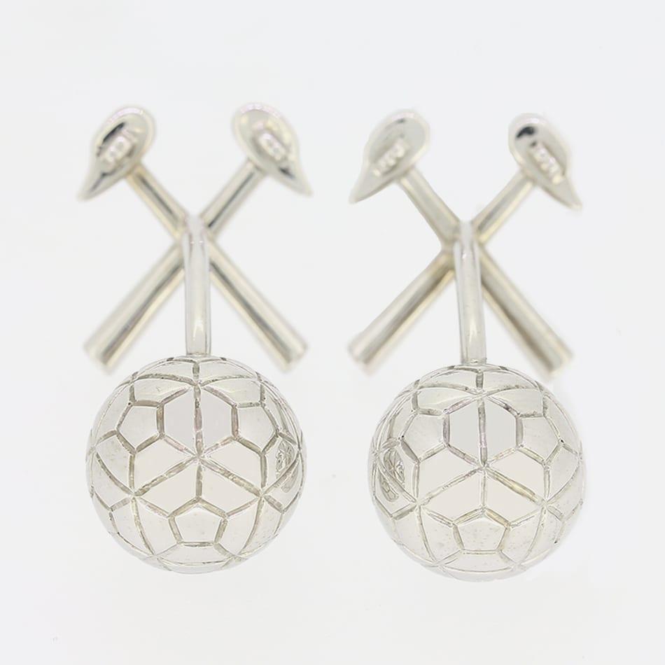 This is a pair of 18ct white gold cufflinks. Each cufflinks plays host to a football which has been hand crafted in white gold with the West Ham logo crossed hammers on the back.

Condition: Used (Very Good)
Weight: 16.6grams
Face Dimensions: 12mm x