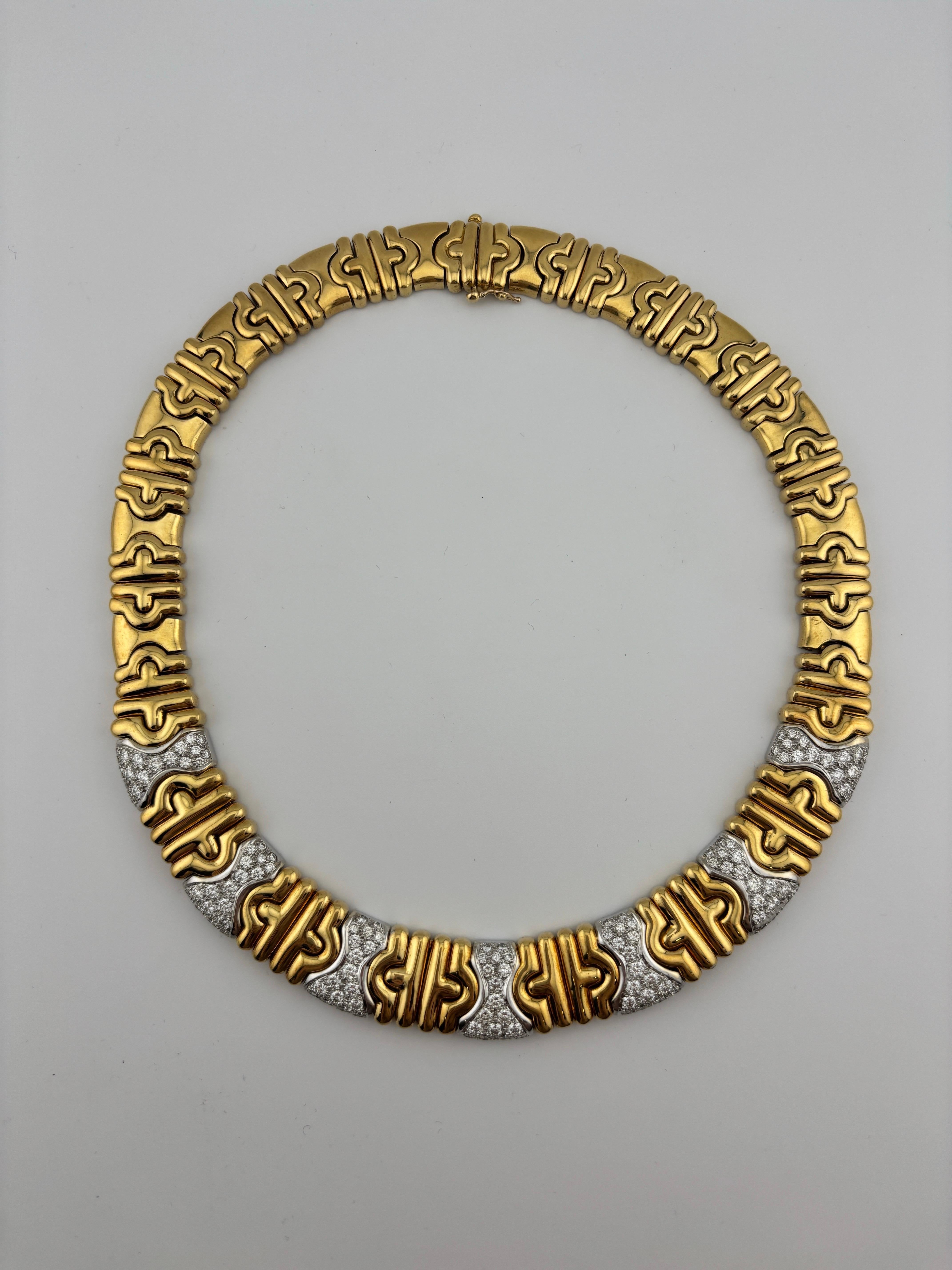 Ce collier de diamants est un bijou exquis qui allie l'opulence de l'or 18 carats à l'éclat des diamants, pour un accessoire de prestige. Ce collier est conçu pour être substantiel, avec une apparence à la fois large et lourde.

Compte tenu de sa