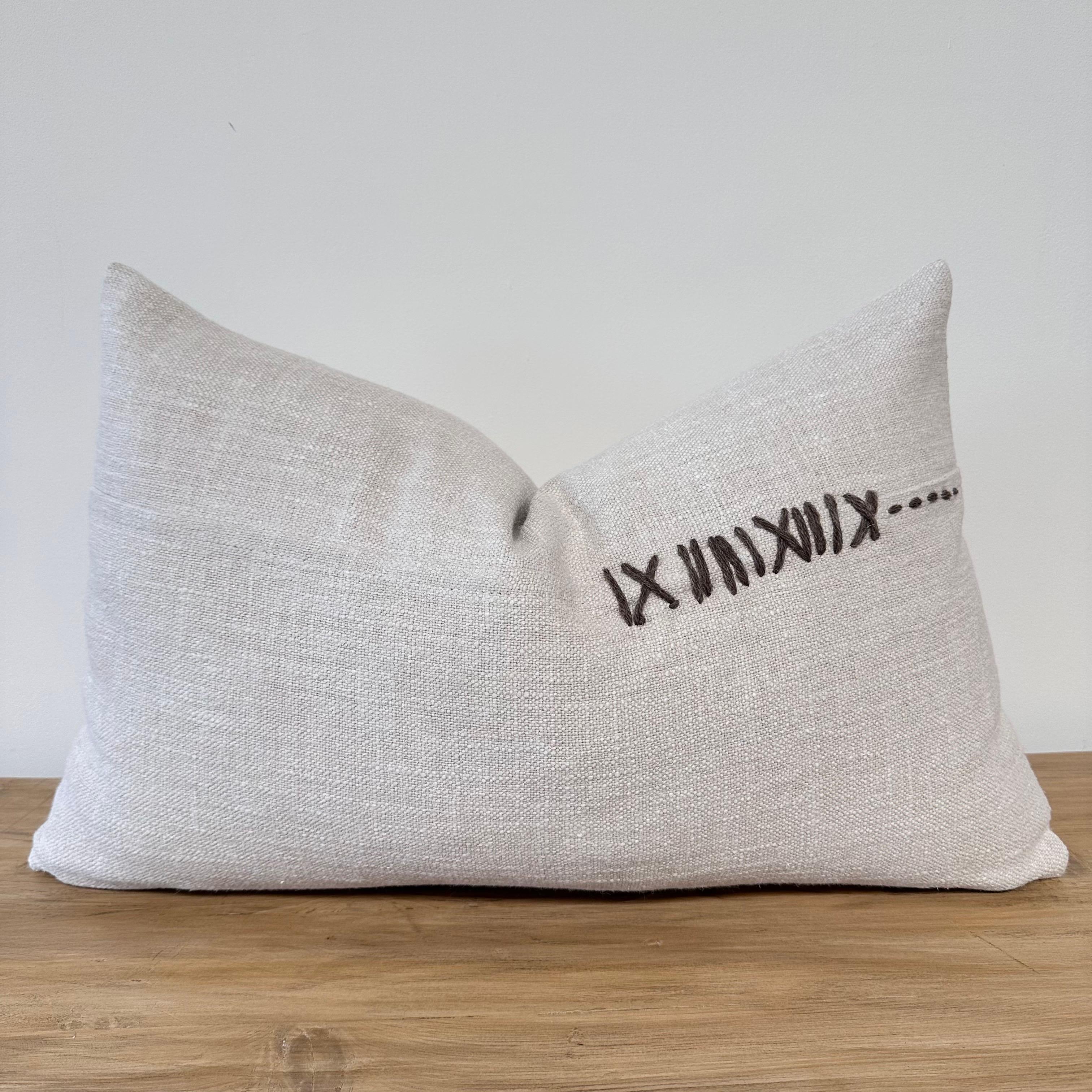 Collectional the Alora Stonewashed Linen Fabriqué à partir d'un lin tissé lourd, à 40,3 oz par yard.
Cousu à la main, il est composé à 100 % de laine. En raison des fils uniques cousus à la main, le motif varie, ce qui est normal et prévisible.