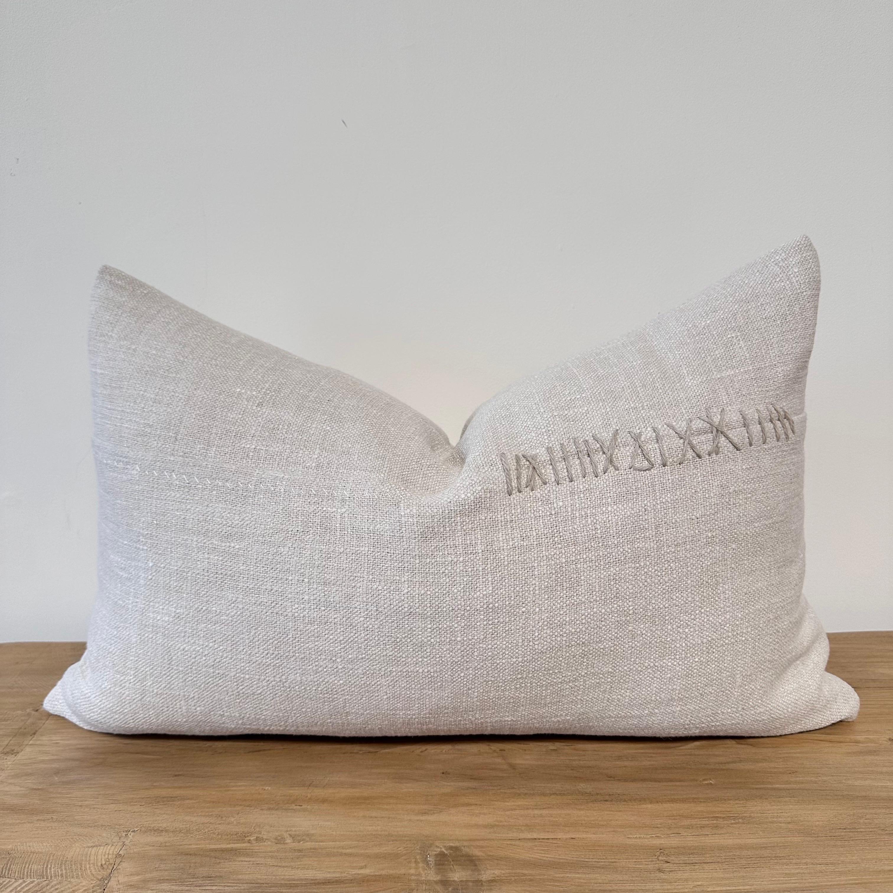 Collectional the Alora Stonewashed Linen Fabriqué à partir d'un lin tissé lourd, à 40,3 oz par yard.
Cousu à la main, il est composé à 100 % de laine. En raison des fils uniques cousus à la main, le motif varie, ce qui est normal et prévisible.