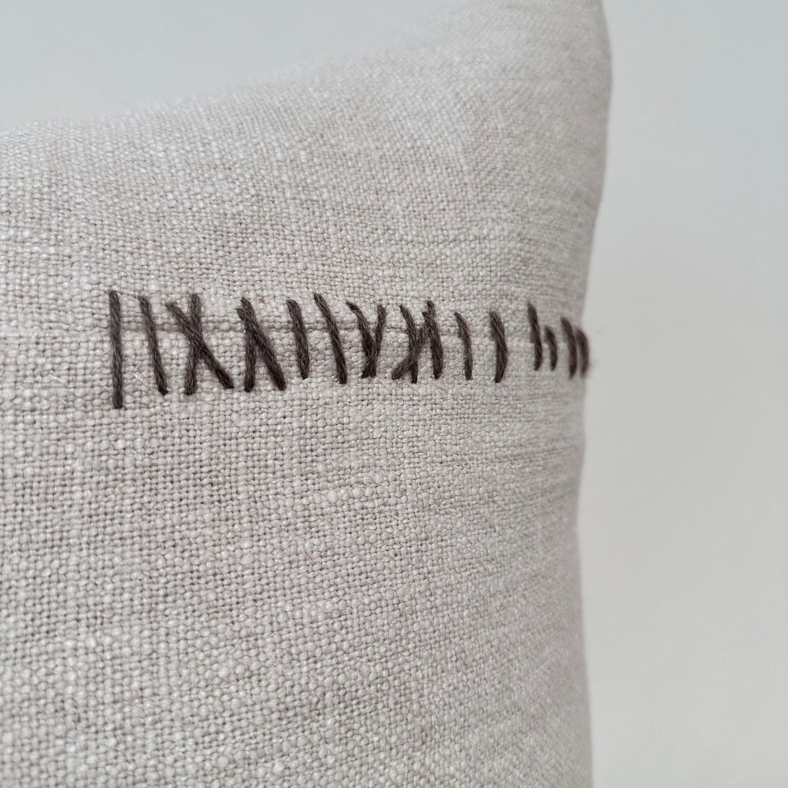 XXI secolo e contemporaneo Cuscino in lino intrecciato pesante con dettagli Stitch by Stitch a mano in vendita