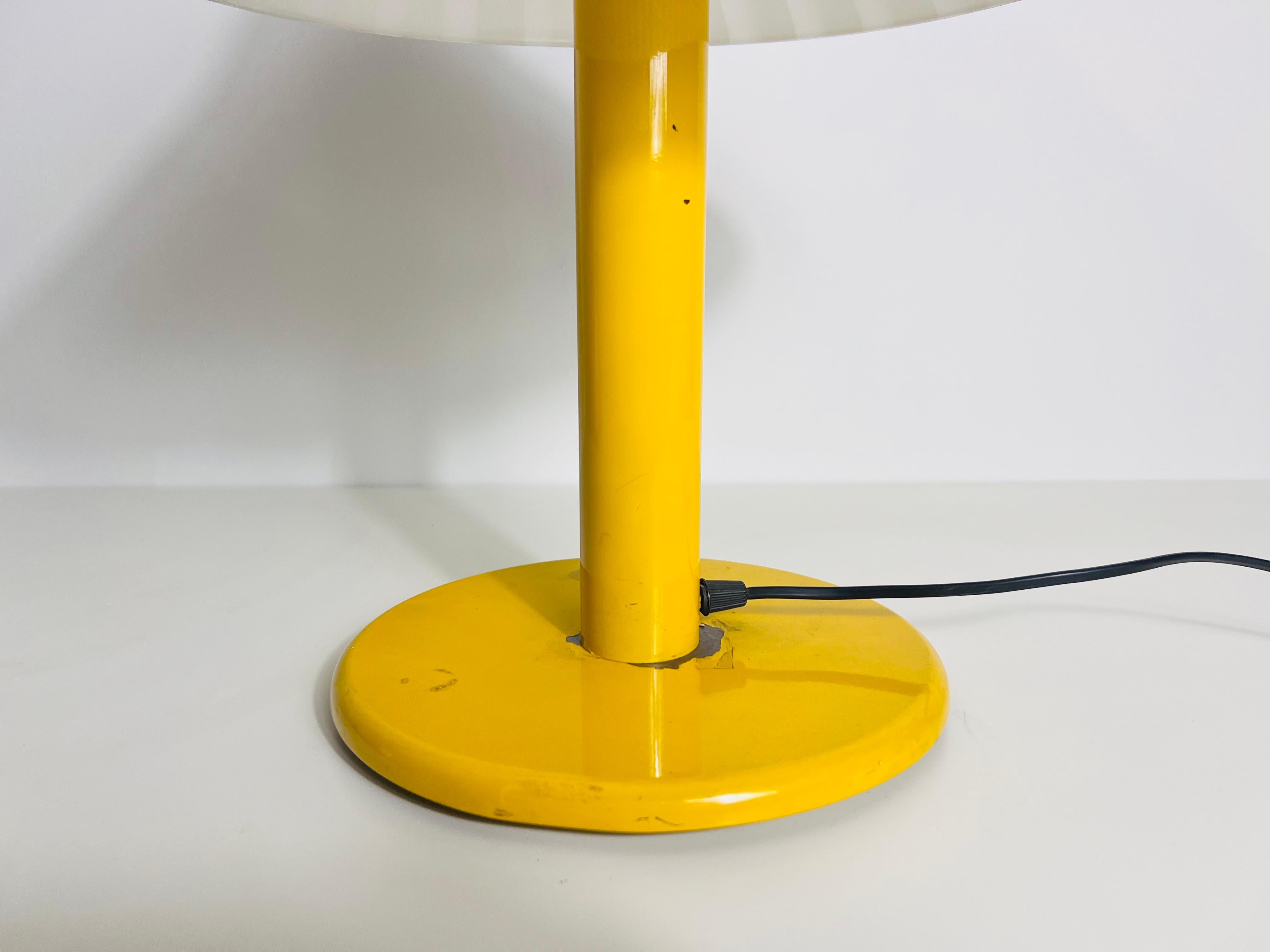 Lampe de bureau jaune foncé en métal et verre, années 1960, Italie en vente 3
