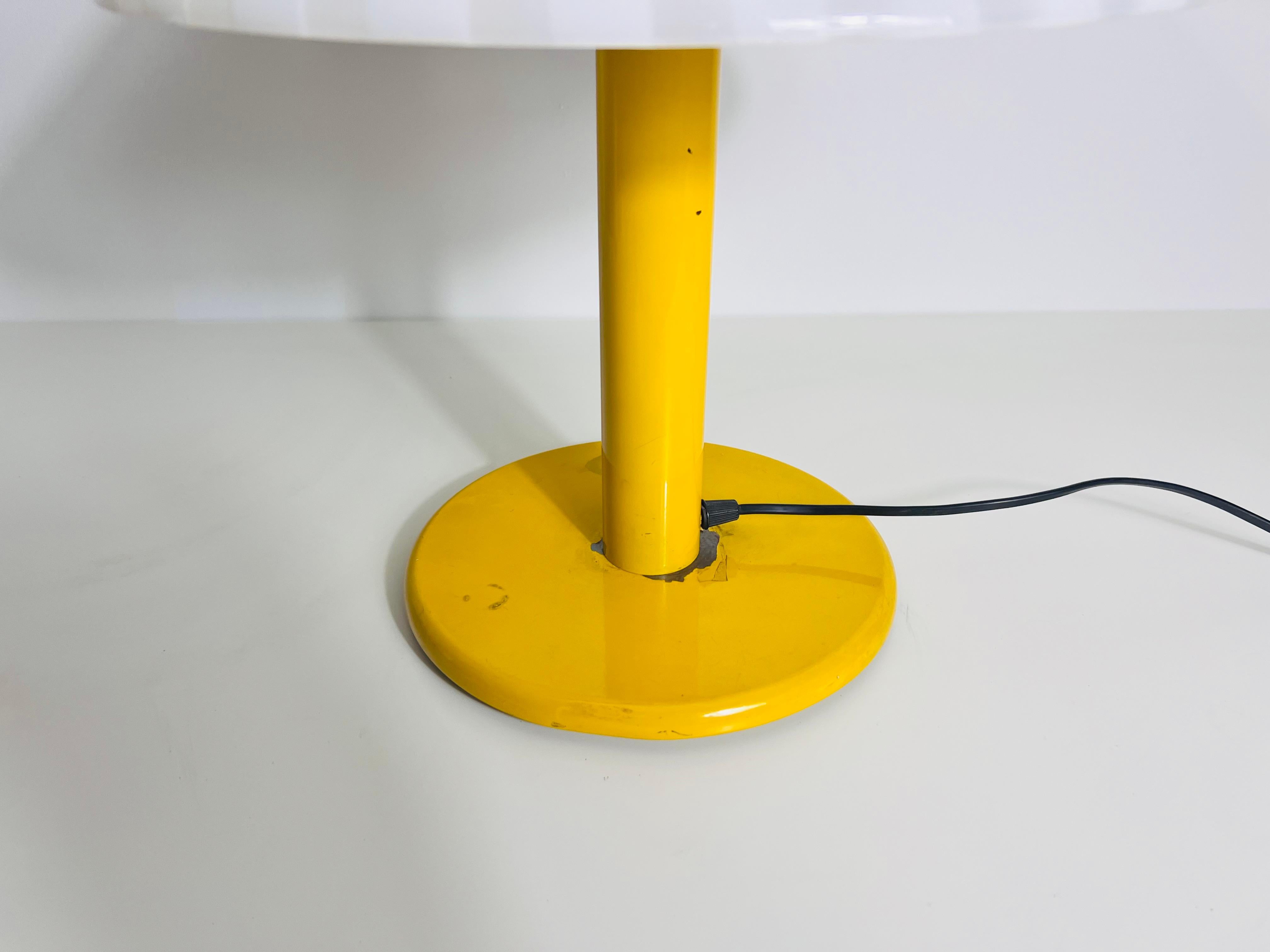Lampe de bureau jaune foncé en métal et verre, années 1960, Italie en vente 4