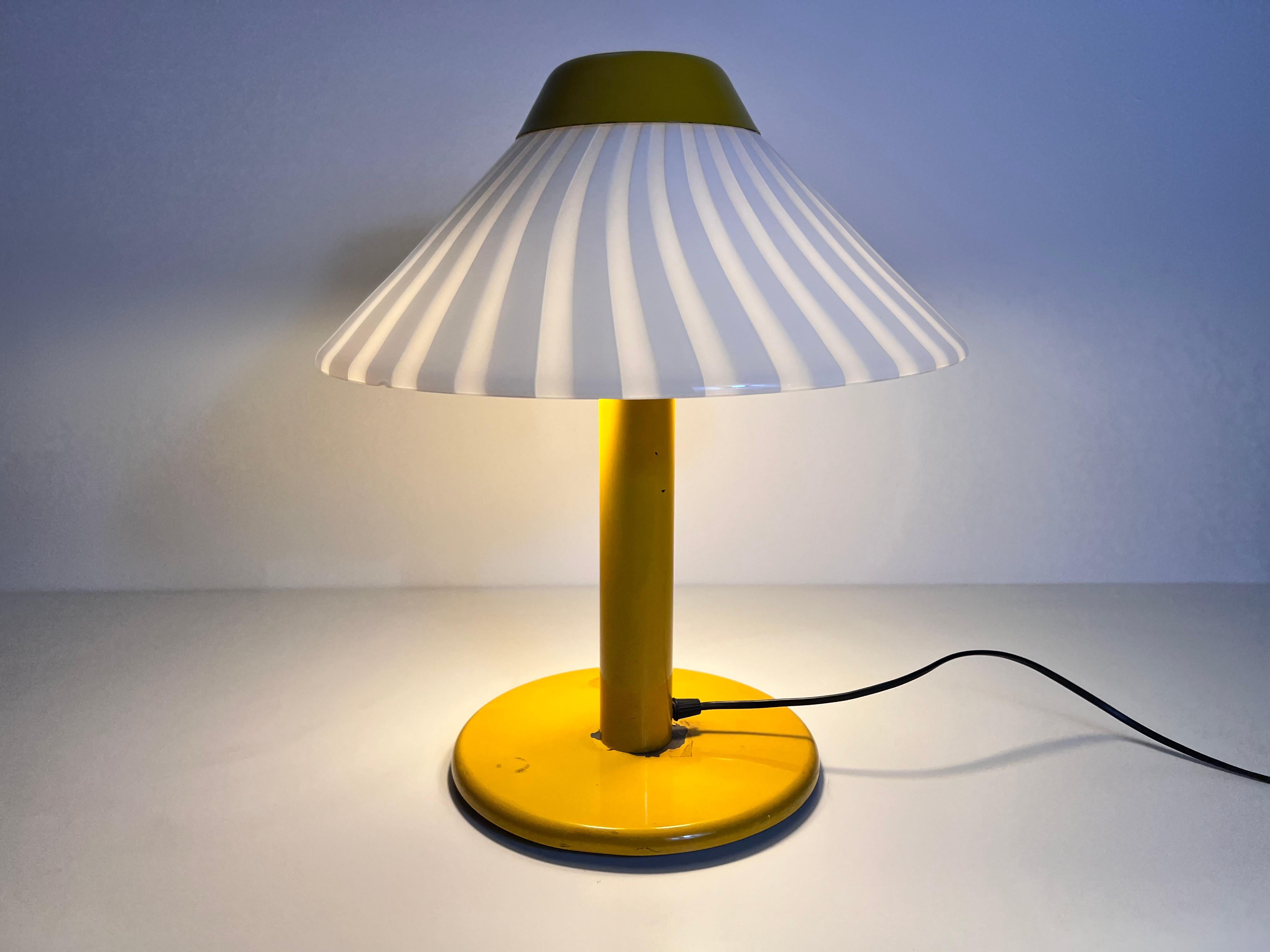 Lampe de bureau jaune foncé en métal et verre, années 1960, Italie en vente 5