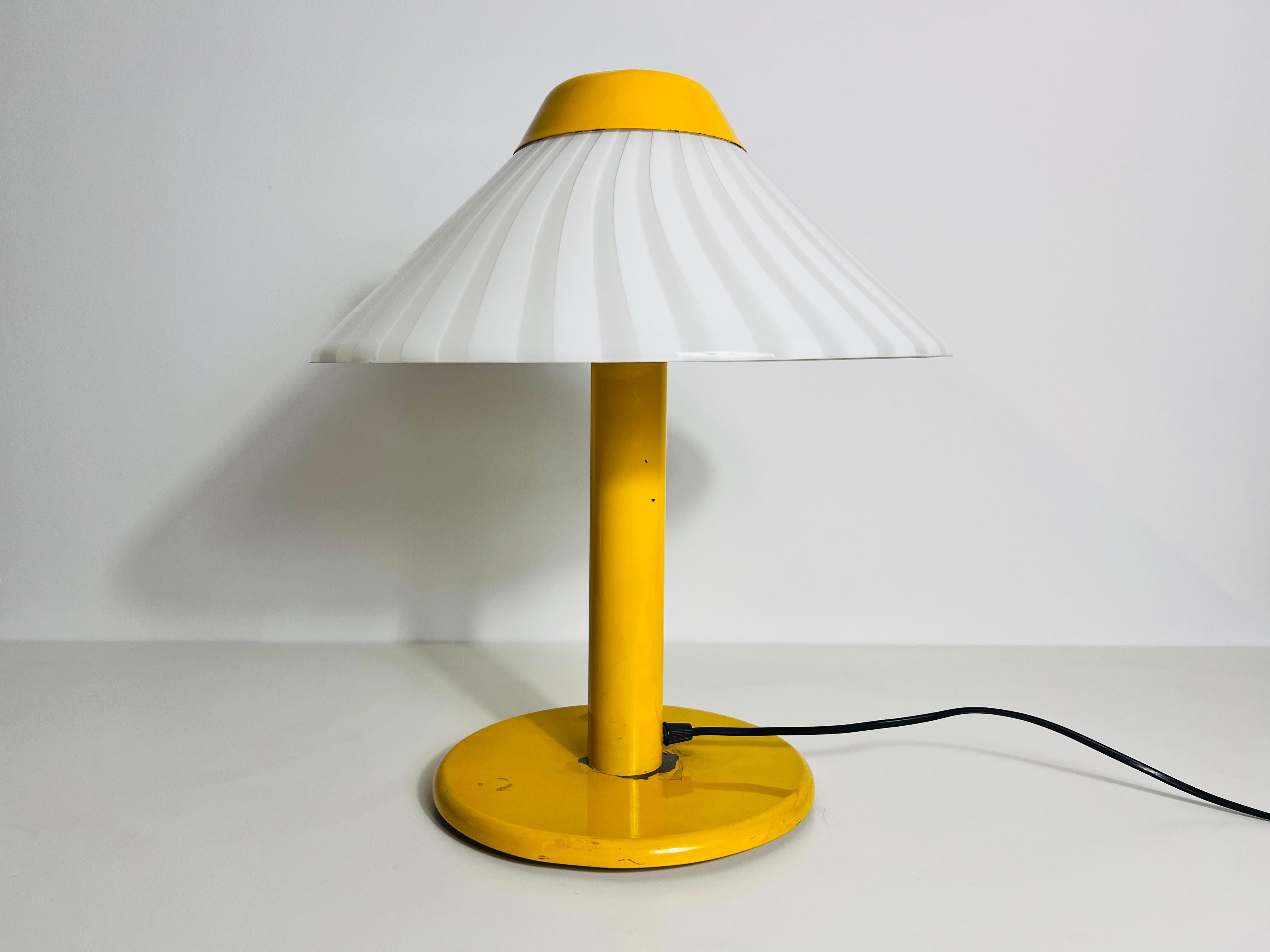 Cette lampe de table vintage des années 1960 en Italie est un exemple frappant du design du milieu du siècle, avec une silhouette ludique et sophistiquée inspirée des champignons. La base en métal lourd offre une stabilité exceptionnelle et témoigne
