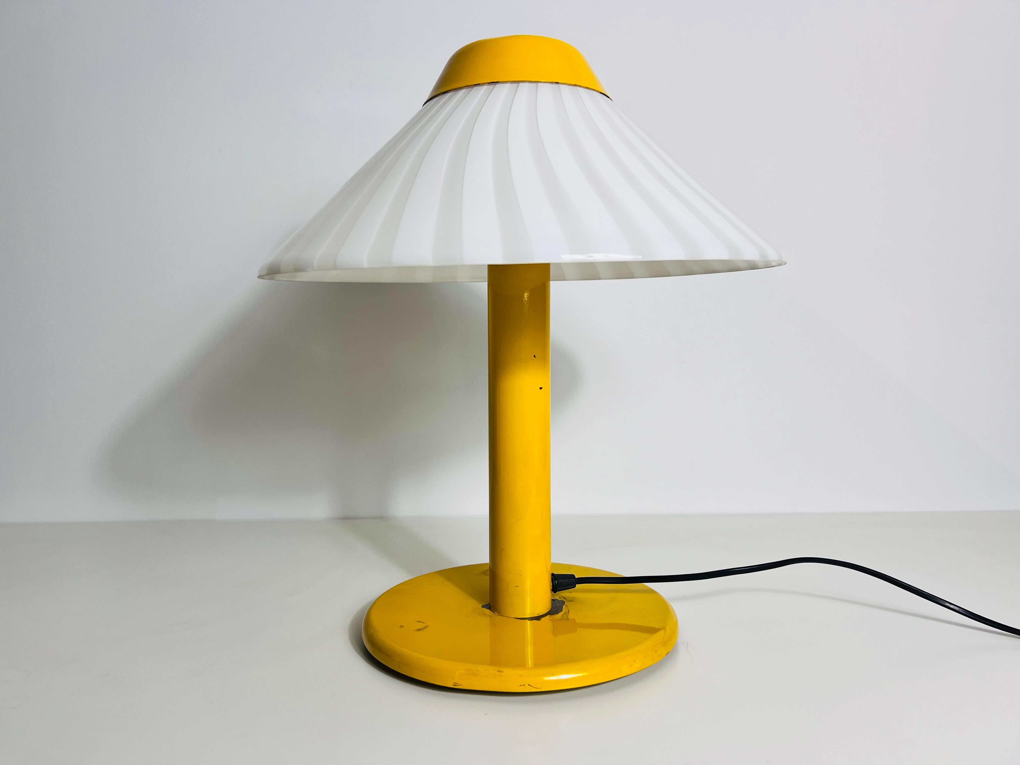 Mid-Century Modern Lampe de bureau jaune foncé en métal et verre, années 1960, Italie en vente