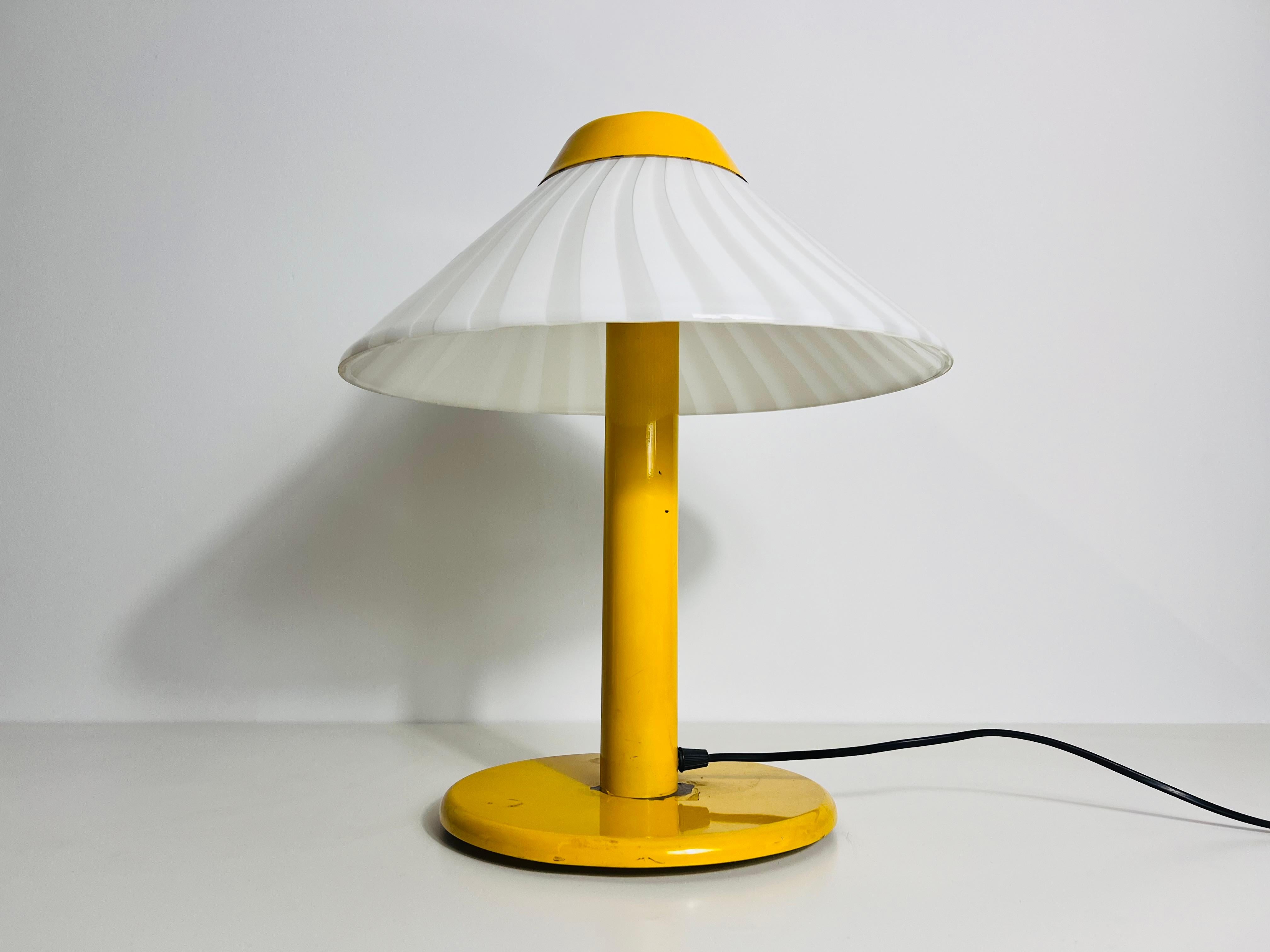 italien Lampe de bureau jaune foncé en métal et verre, années 1960, Italie en vente