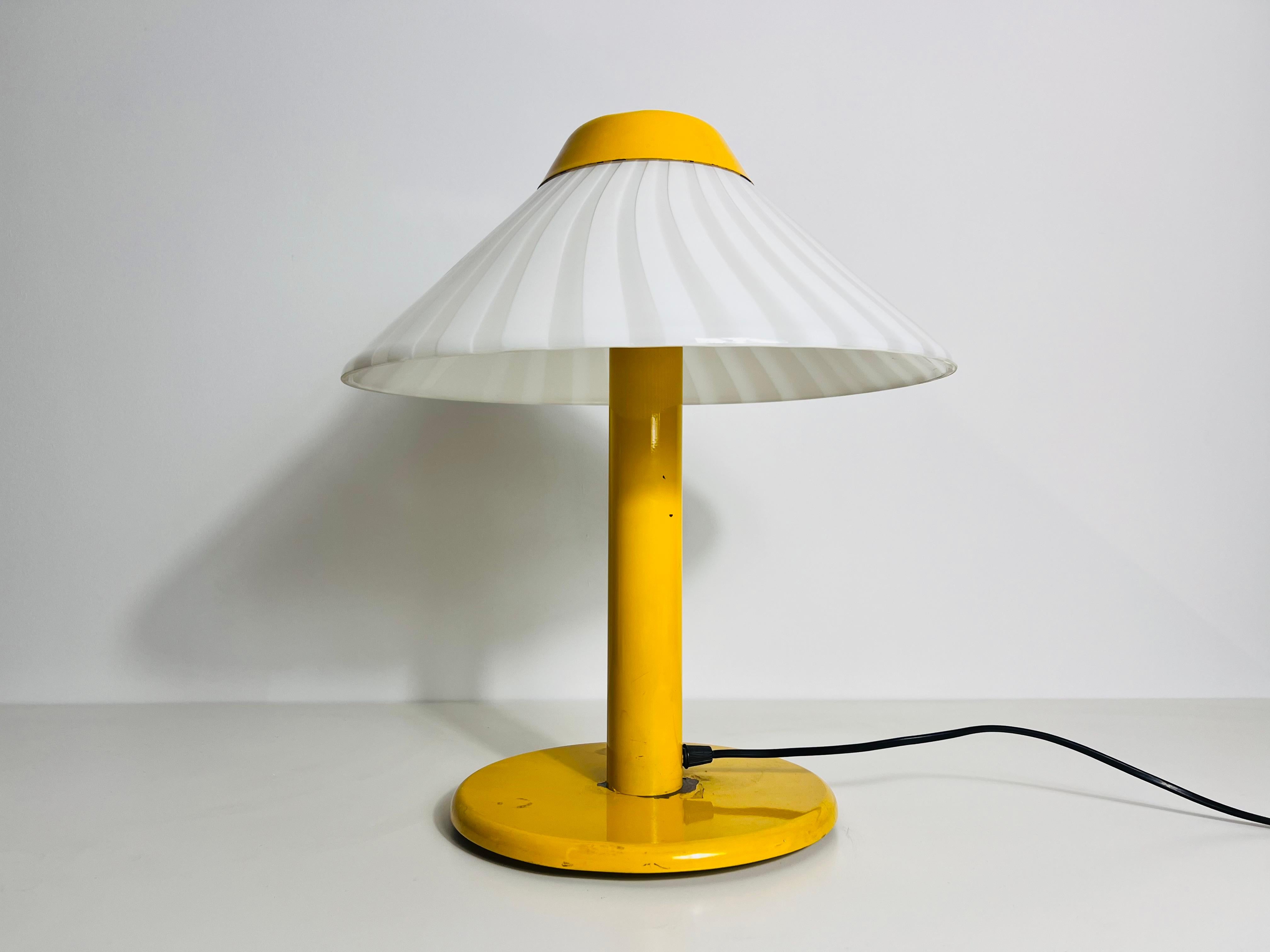 Lampe de bureau jaune foncé en métal et verre, années 1960, Italie Bon état - En vente à Hagenbach, DE