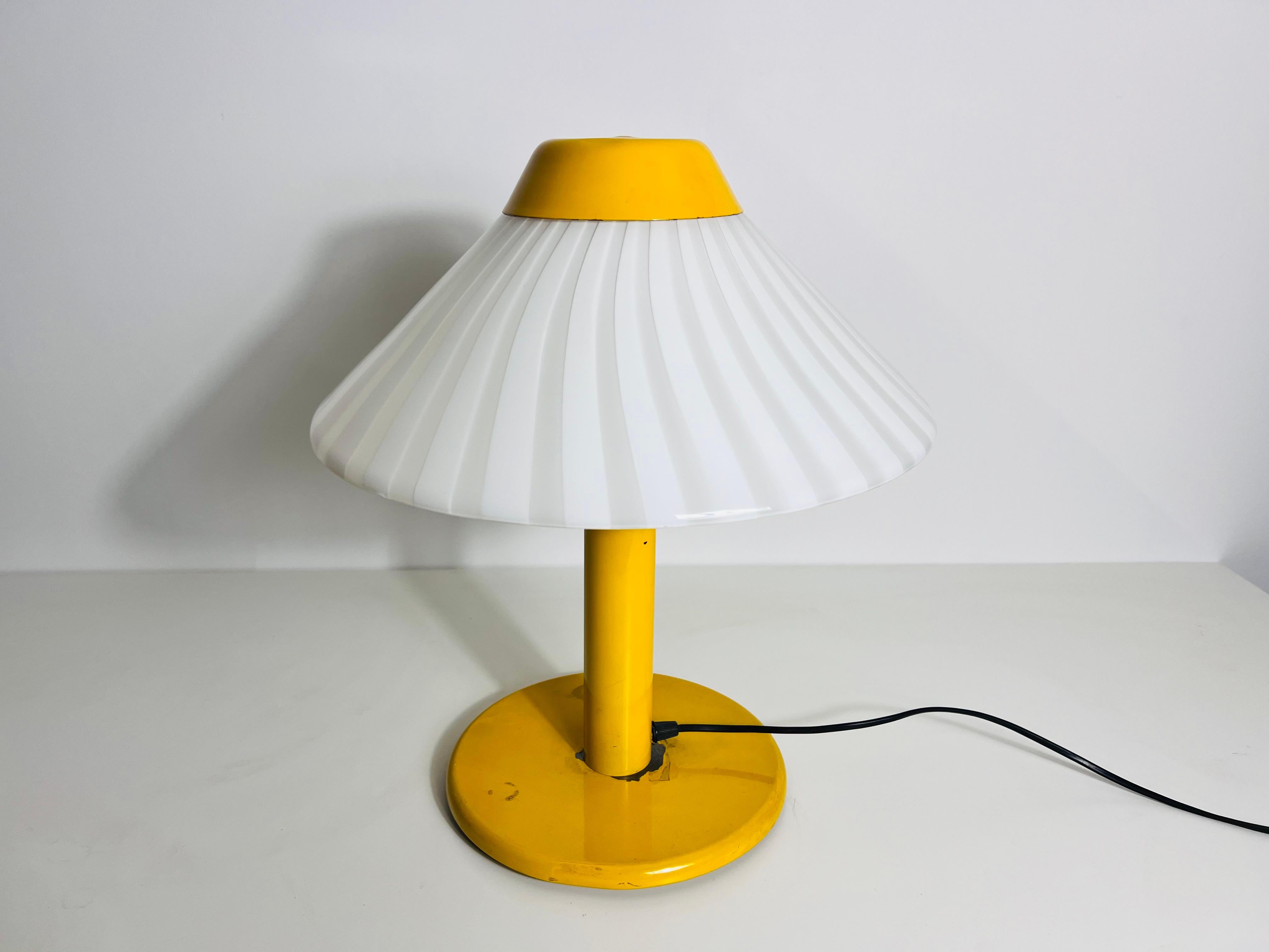Milieu du XXe siècle Lampe de bureau jaune foncé en métal et verre, années 1960, Italie en vente