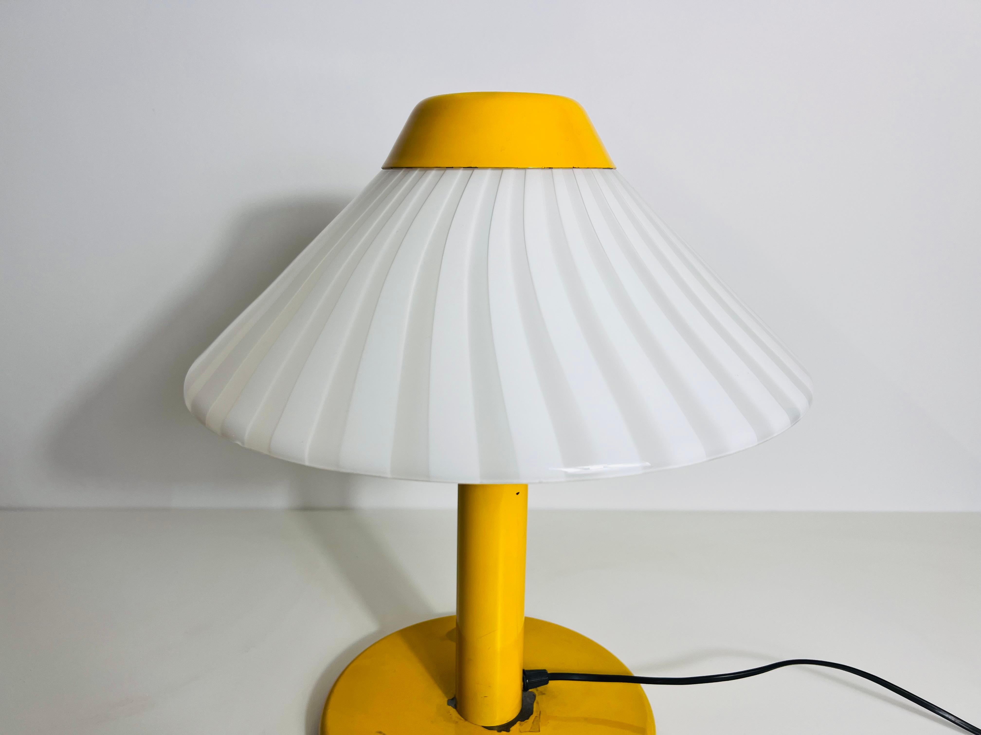 Métal Lampe de bureau jaune foncé en métal et verre, années 1960, Italie en vente