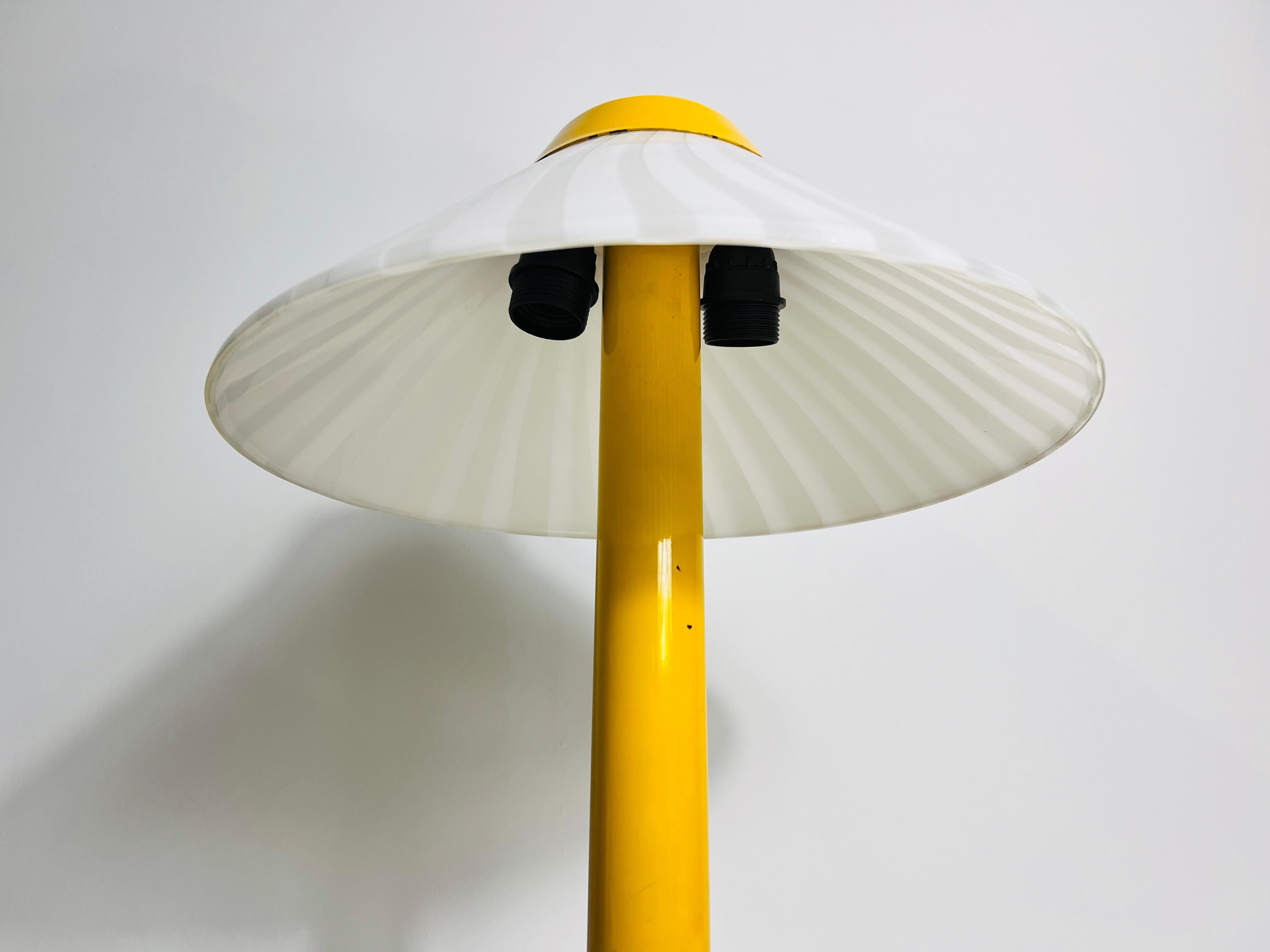 Lampe de bureau jaune foncé en métal et verre, années 1960, Italie en vente 1