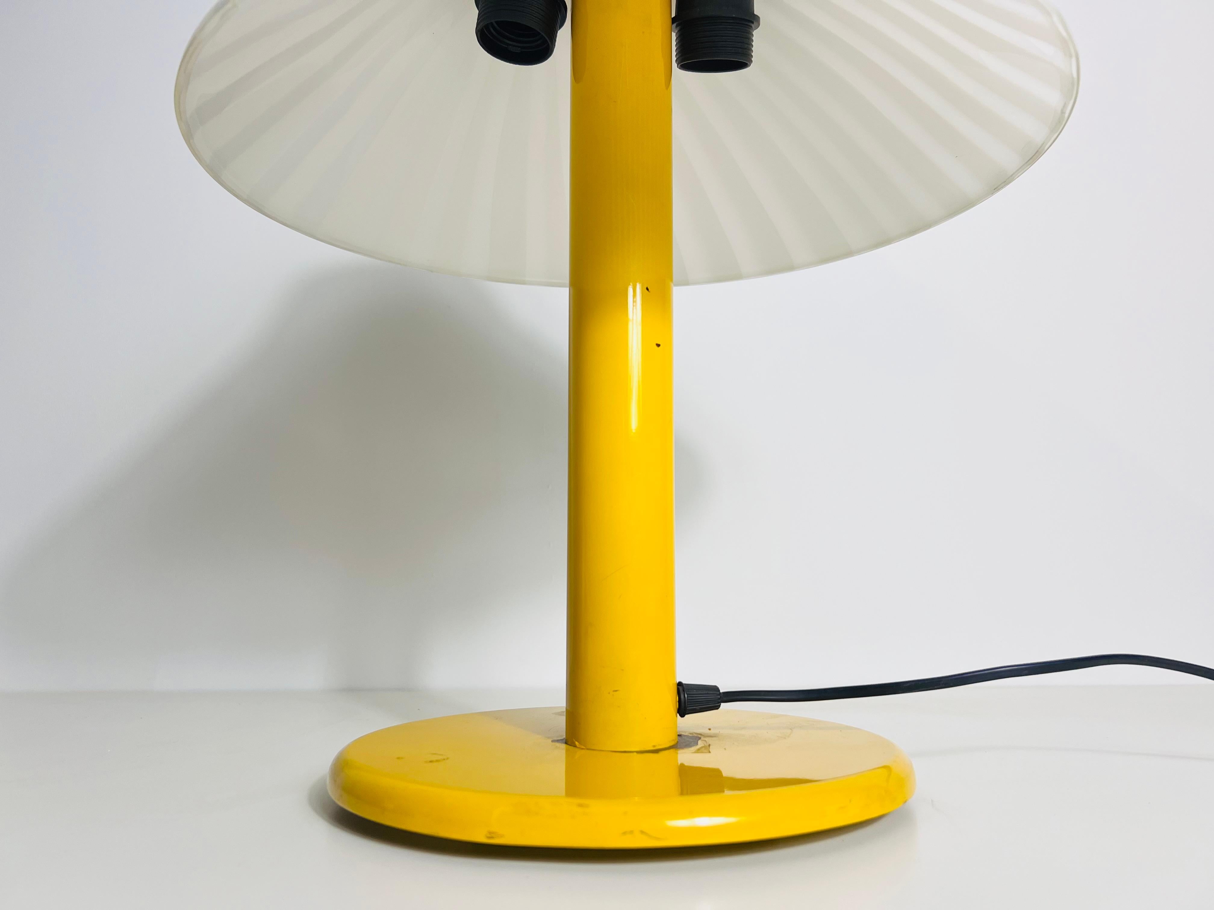 Lampe de bureau jaune foncé en métal et verre, années 1960, Italie en vente 2