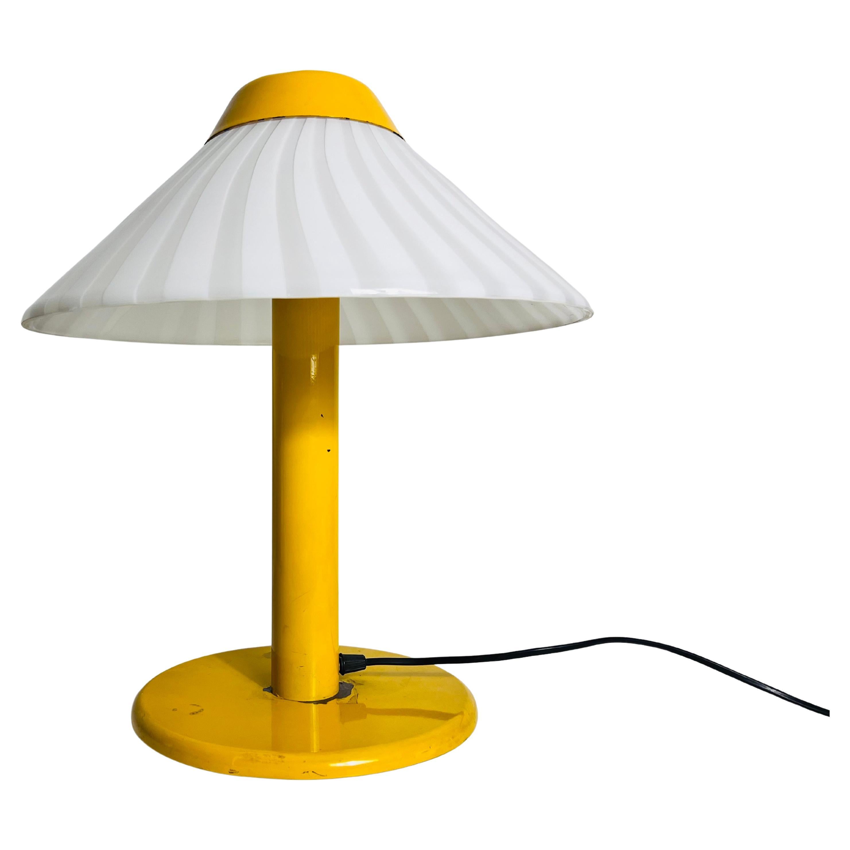 Schwere Tischlampe aus gelbem Metall und Glas, 1960er Jahre, Italien