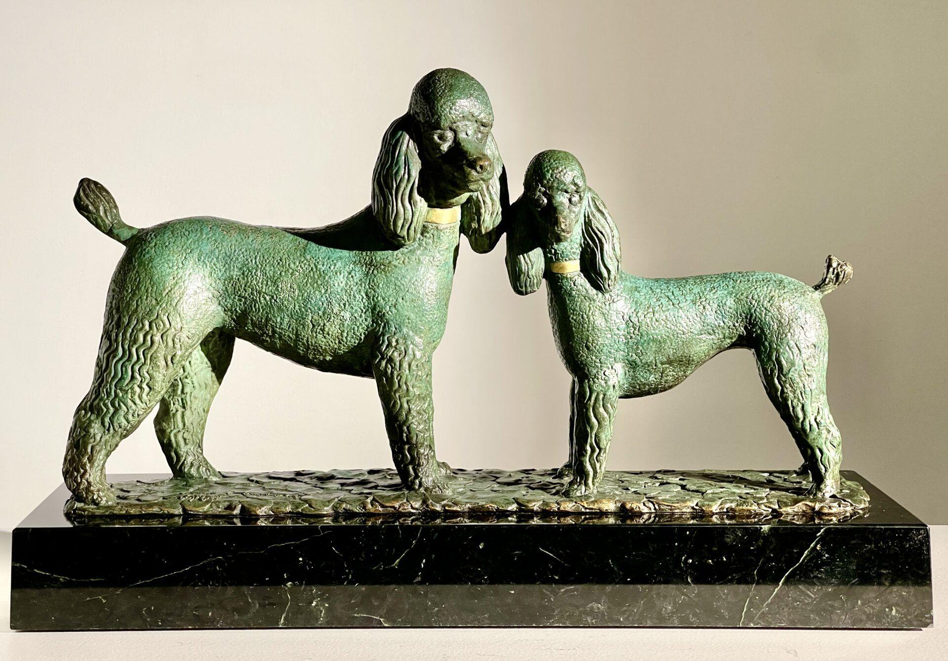Figurative Sculpture de Hebert Haseltine - "Caniches: Nora y Sheila" Herbert Haseltine, 1944 Escultura animalier de bronce