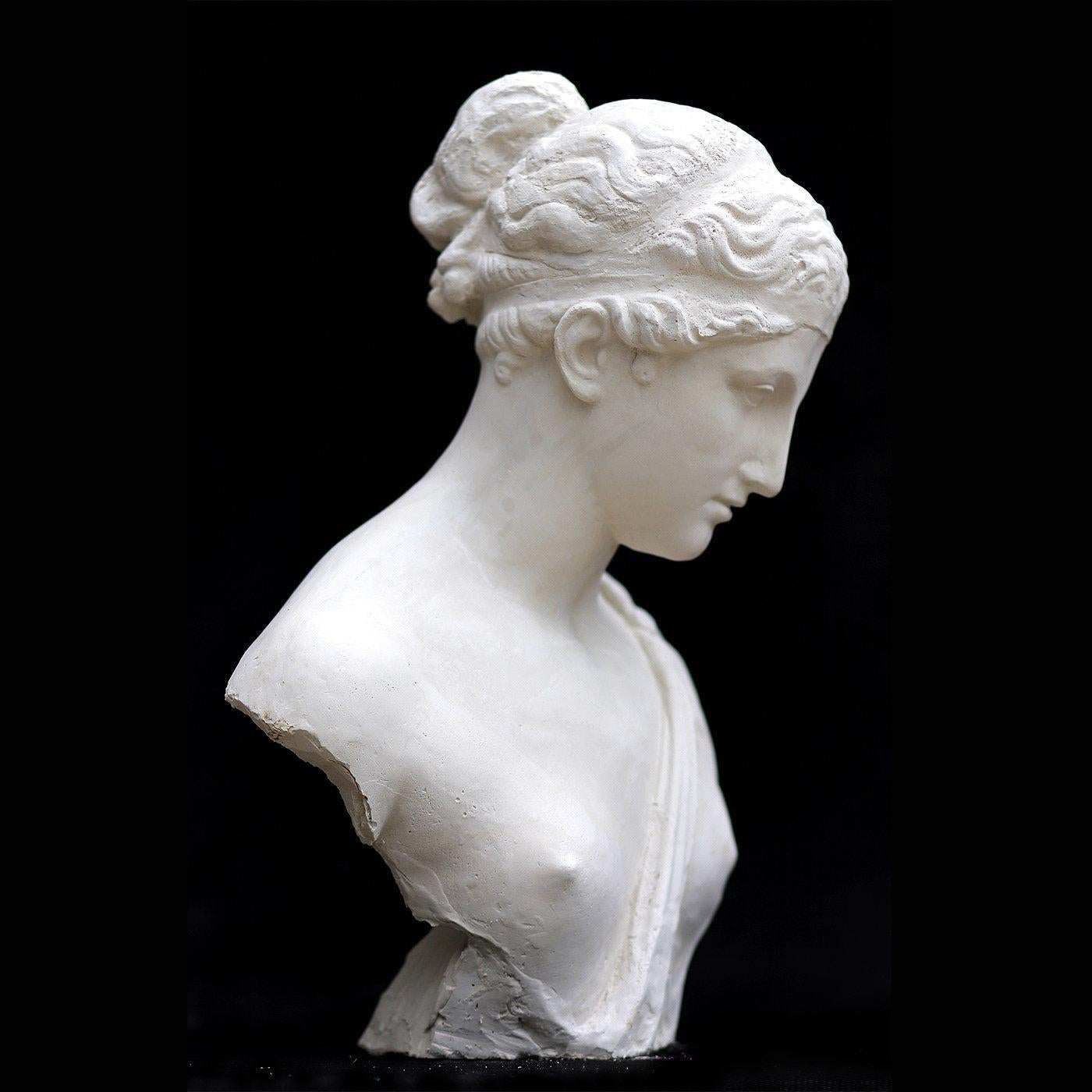 Italiano Scultura del busto di Ebe in vendita