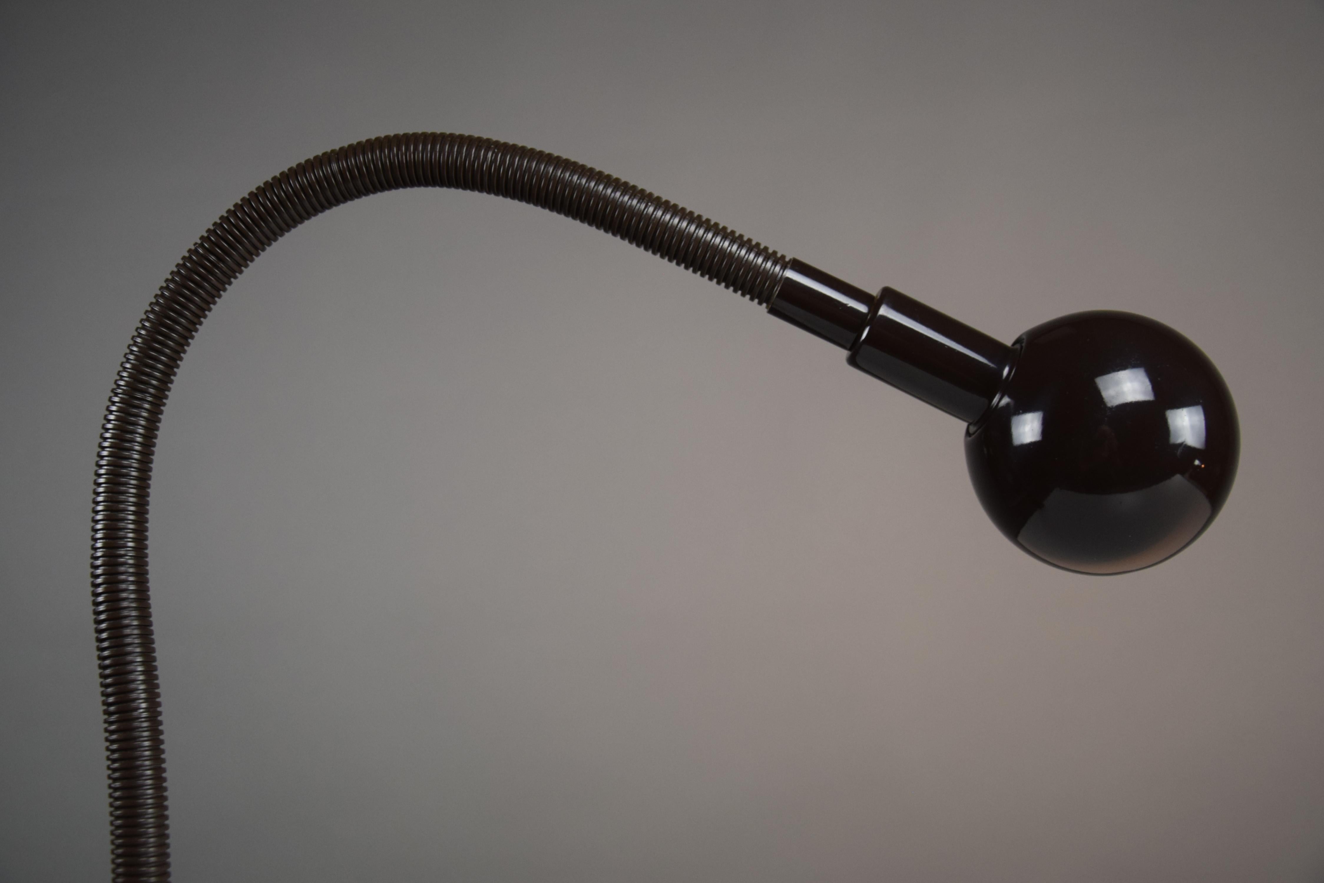 Lampe à poser flexible Hebi, brun foncé, Isao Hosoe pour Valenti Italy en vente 10