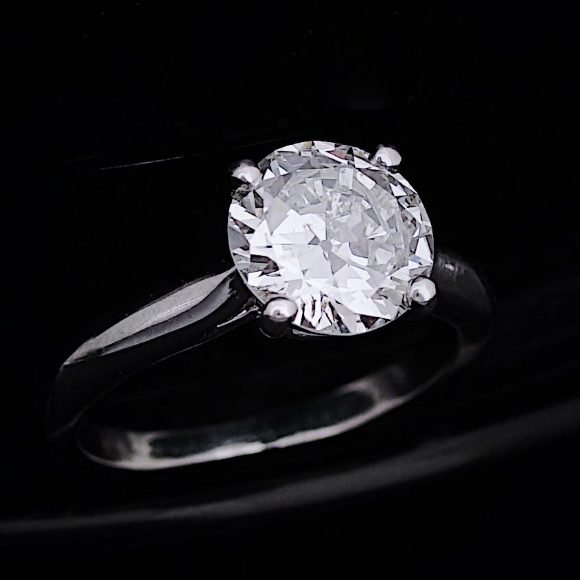 Beautiful Round Old European Cut diamond of 1,92cts. The stone cut is more plate than usual, so its crown surface is bigger and looks like a 2,50 carats, it is quite impressive. It comes with a beautiful solitaire setting in 18k gold, using the same