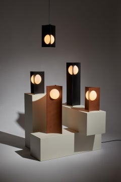 Hecate - Lampada da terra o da tavolo in pelle di Studio Aristotelis Barakos X Aumorfia