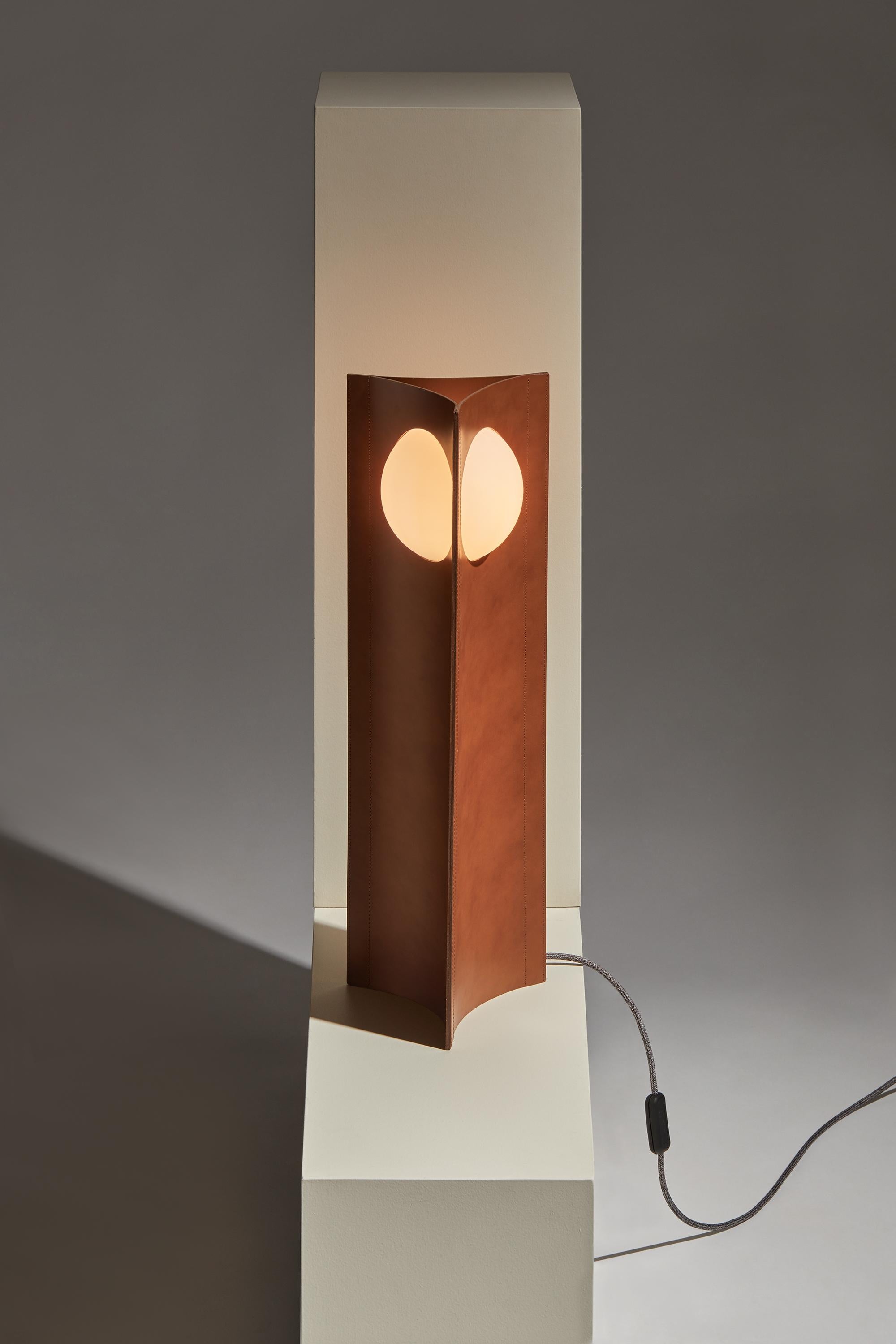 Grec Hecate - Lampadaire ou lampe à poser en cuir par Studio Aristotelis Barakos X Aumorfia en vente