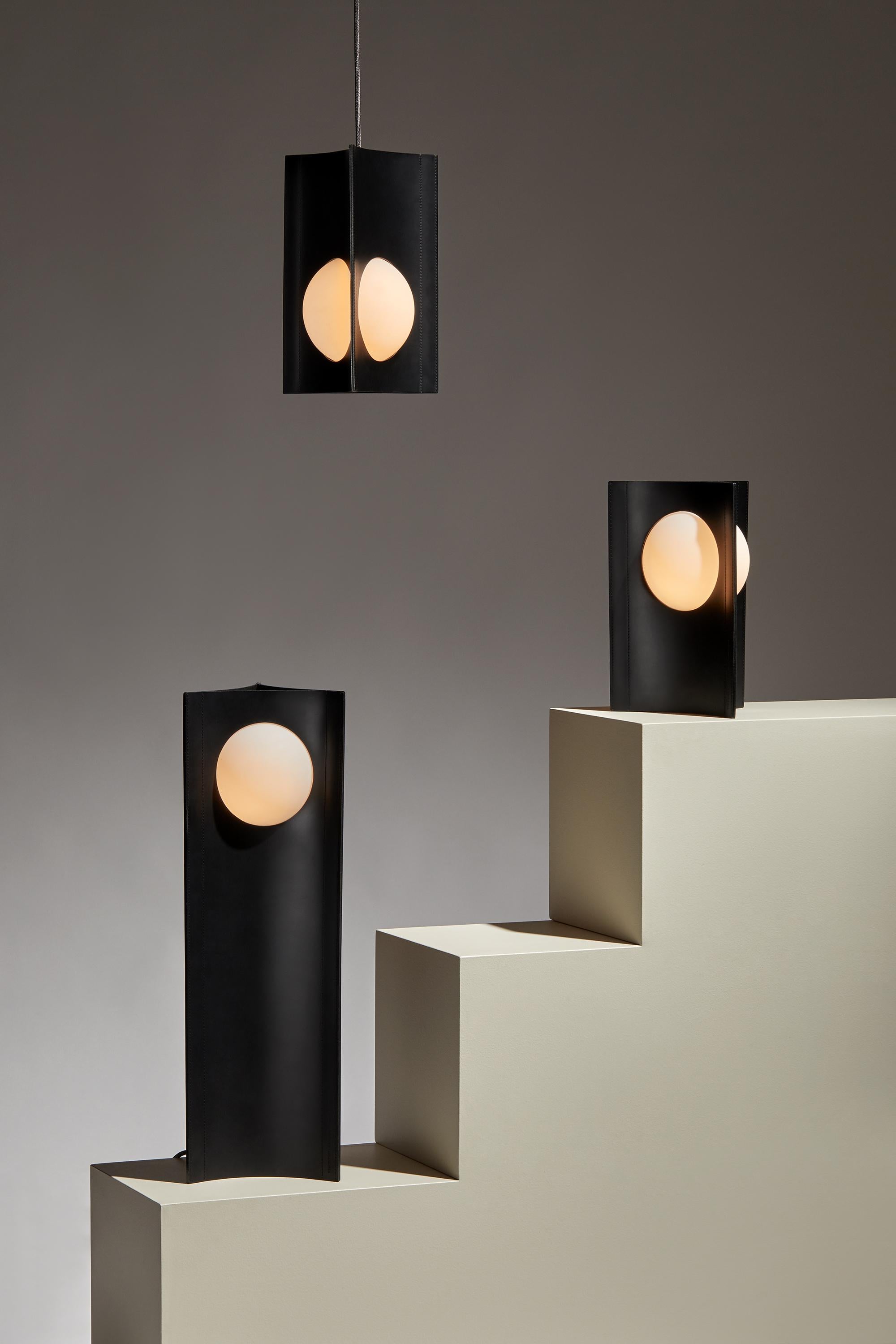 Hécate - Lámpara colgante de cuero de Studio Aristotelis Barakos X Aumorfia Minimalista en venta
