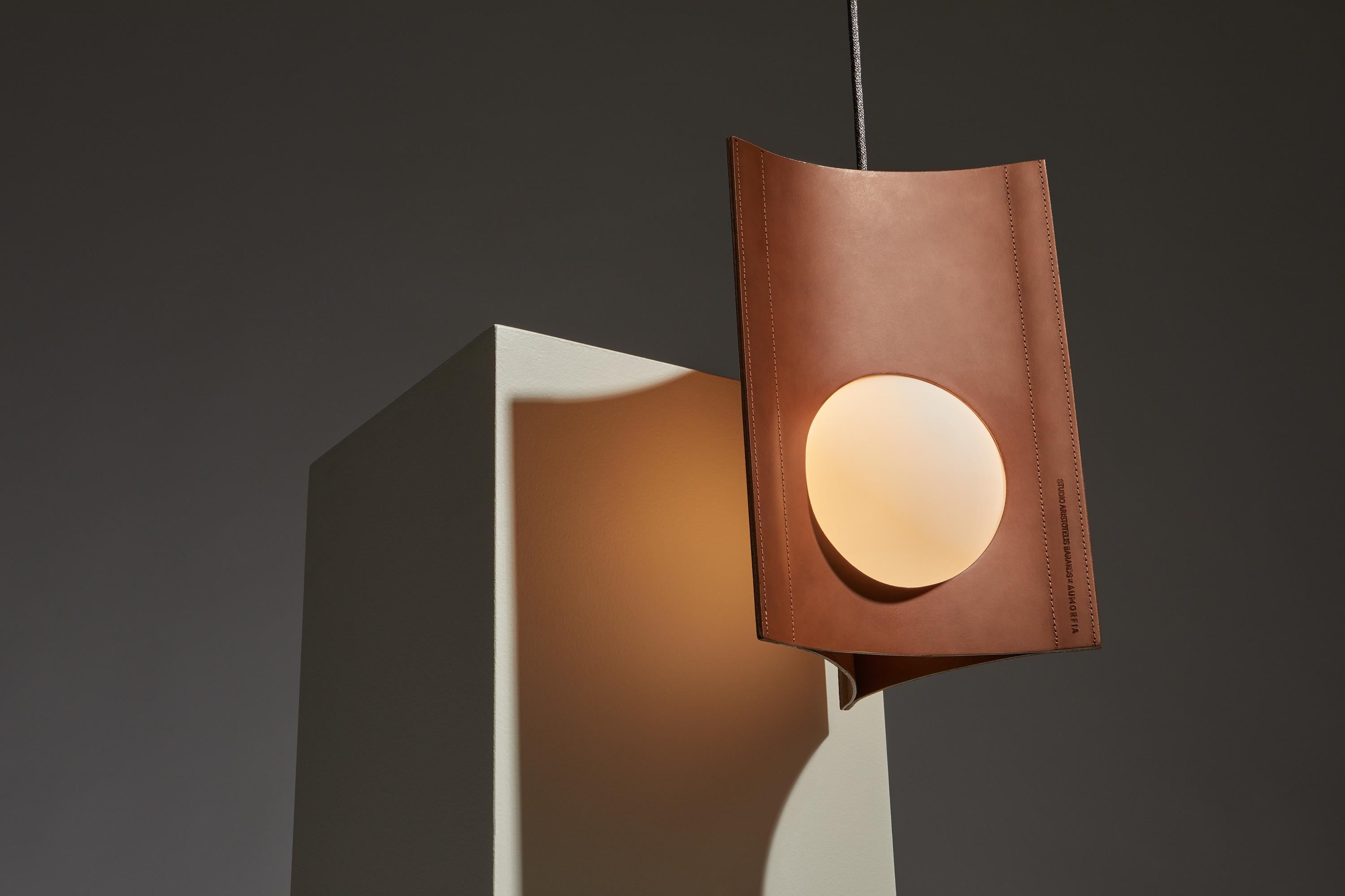 Hécate - Lámpara colgante de cuero de Studio Aristotelis Barakos X Aumorfia Griego en venta