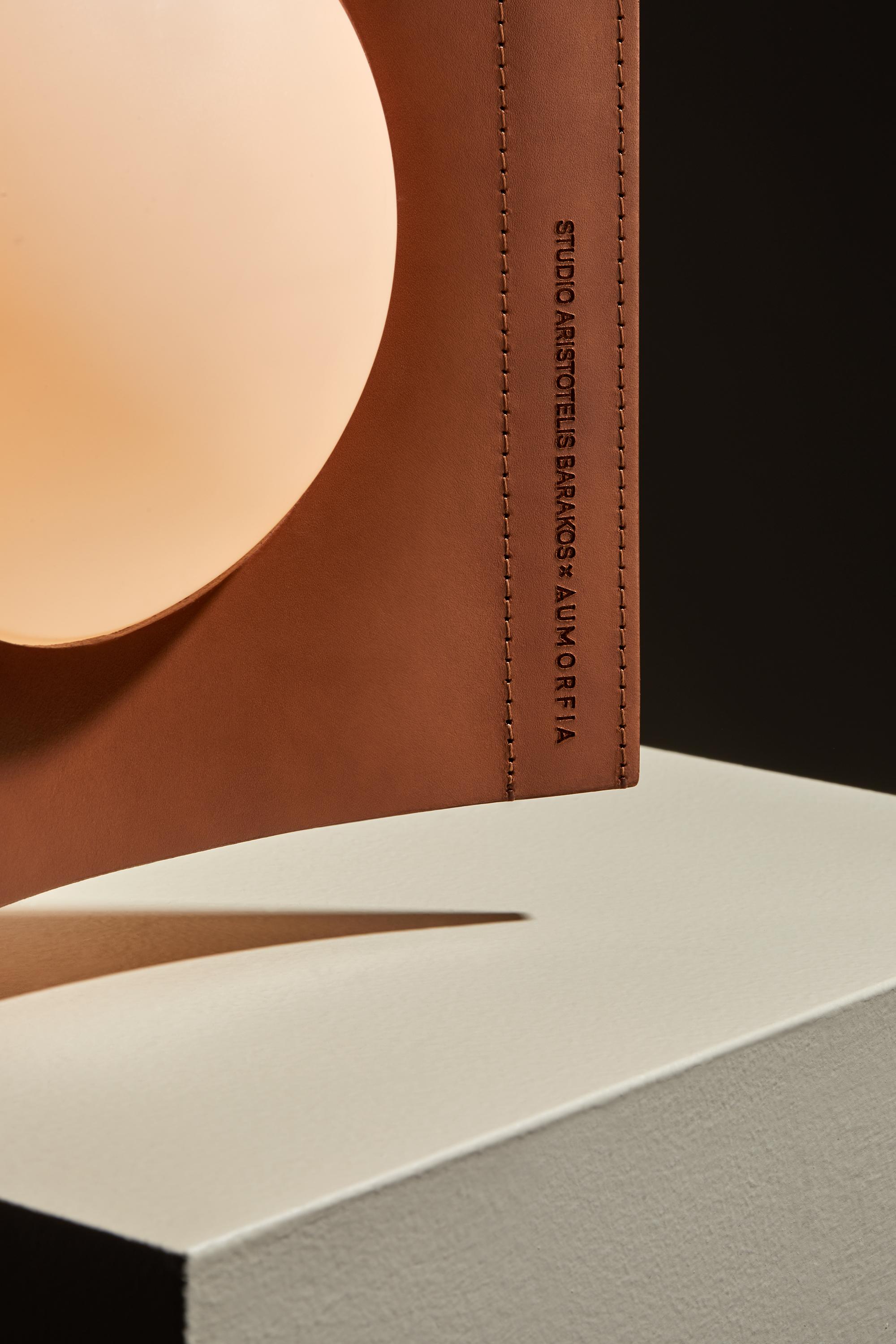Hécate - Lámpara colgante de cuero de Studio Aristotelis Barakos X Aumorfia Siglo XXI y contemporáneo en venta