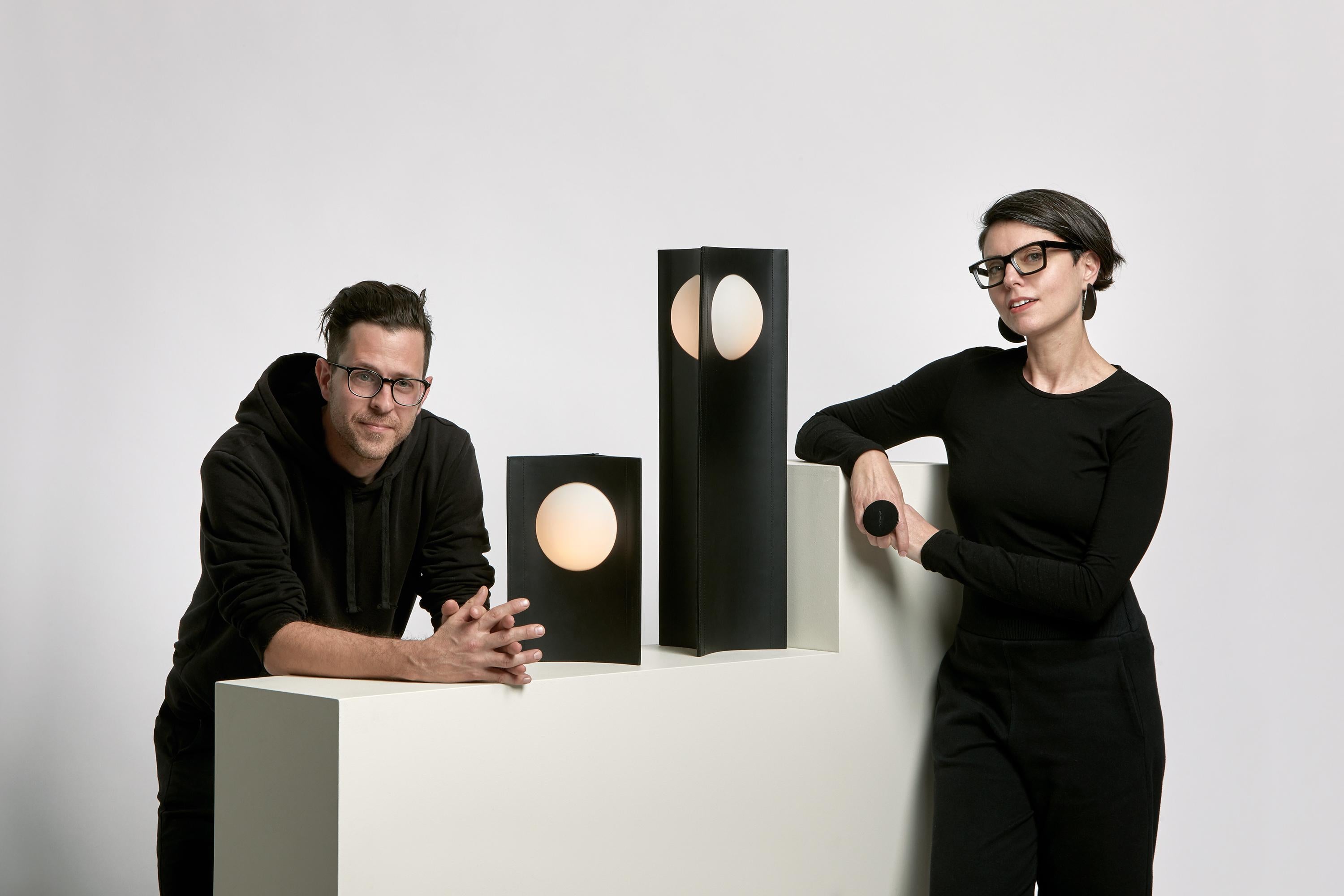 Hecate - Lampe à poser en cuir par Studio Aristotelis Barakos X Aumorfia en vente 3