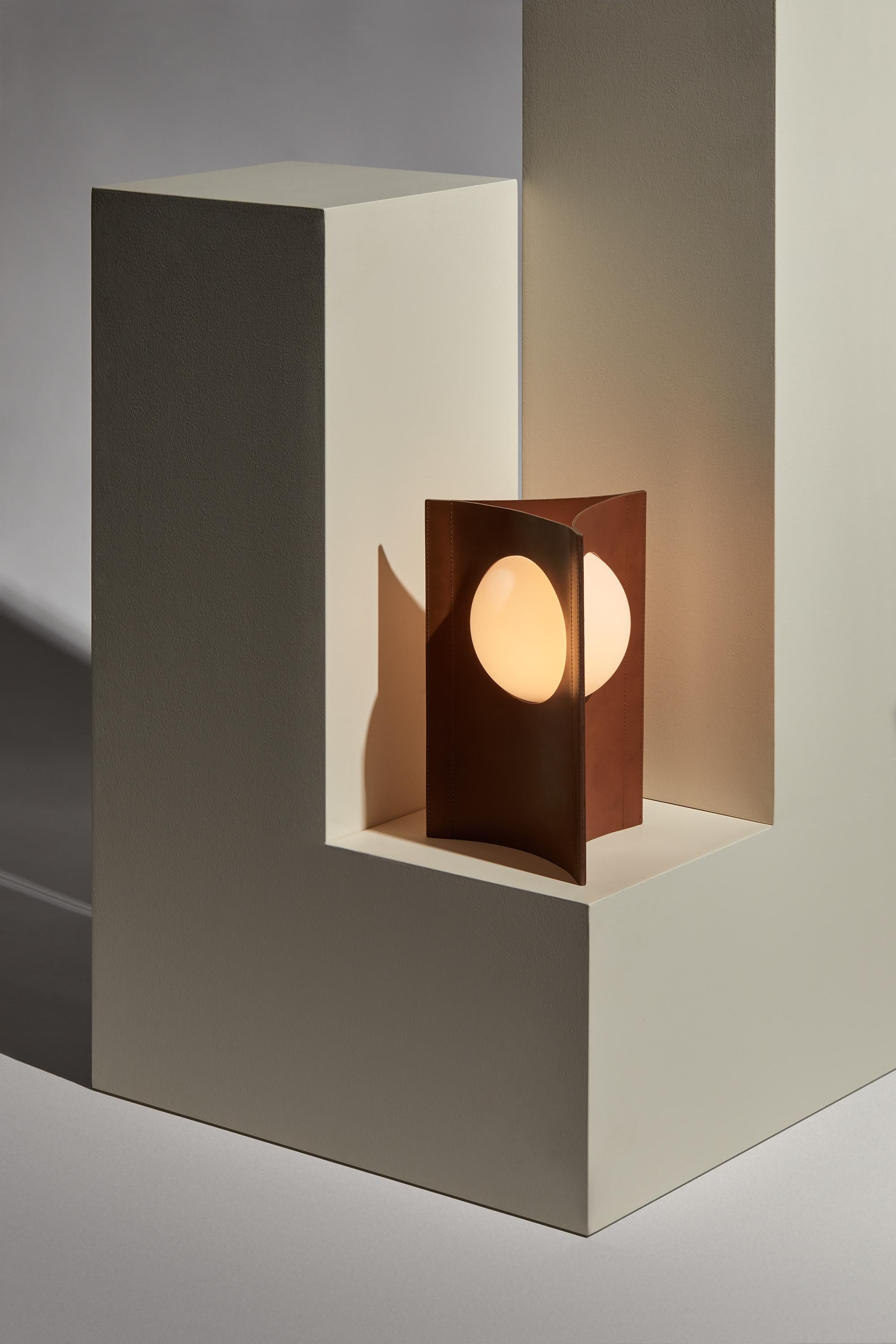 Minimaliste Hecate - Lampe à poser en cuir par Studio Aristotelis Barakos X Aumorfia en vente