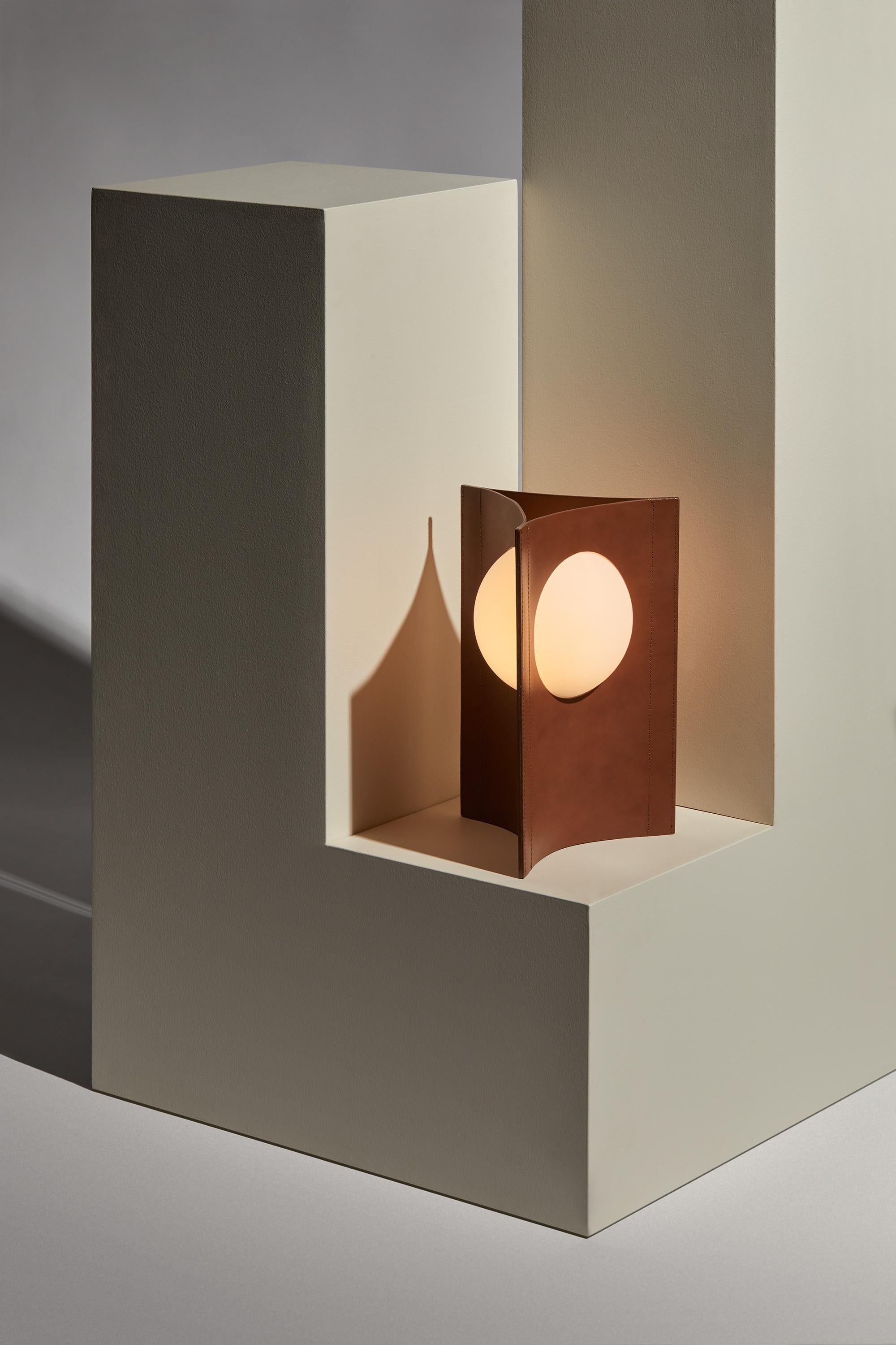Grec Hecate - Lampe à poser en cuir par Studio Aristotelis Barakos X Aumorfia en vente