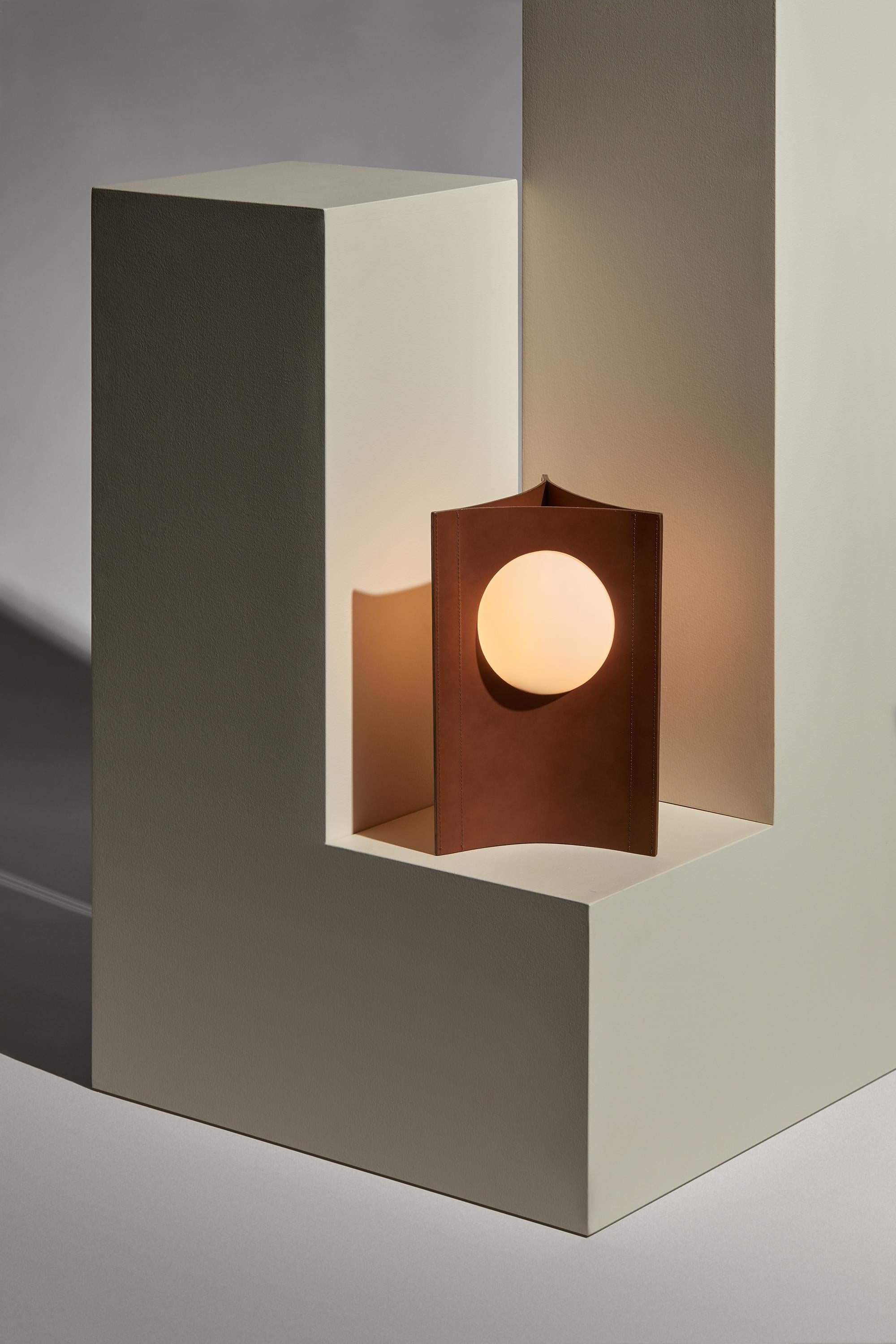 Hecate - Lampe à poser en cuir par Studio Aristotelis Barakos X Aumorfia Neuf - En vente à Athens, GR