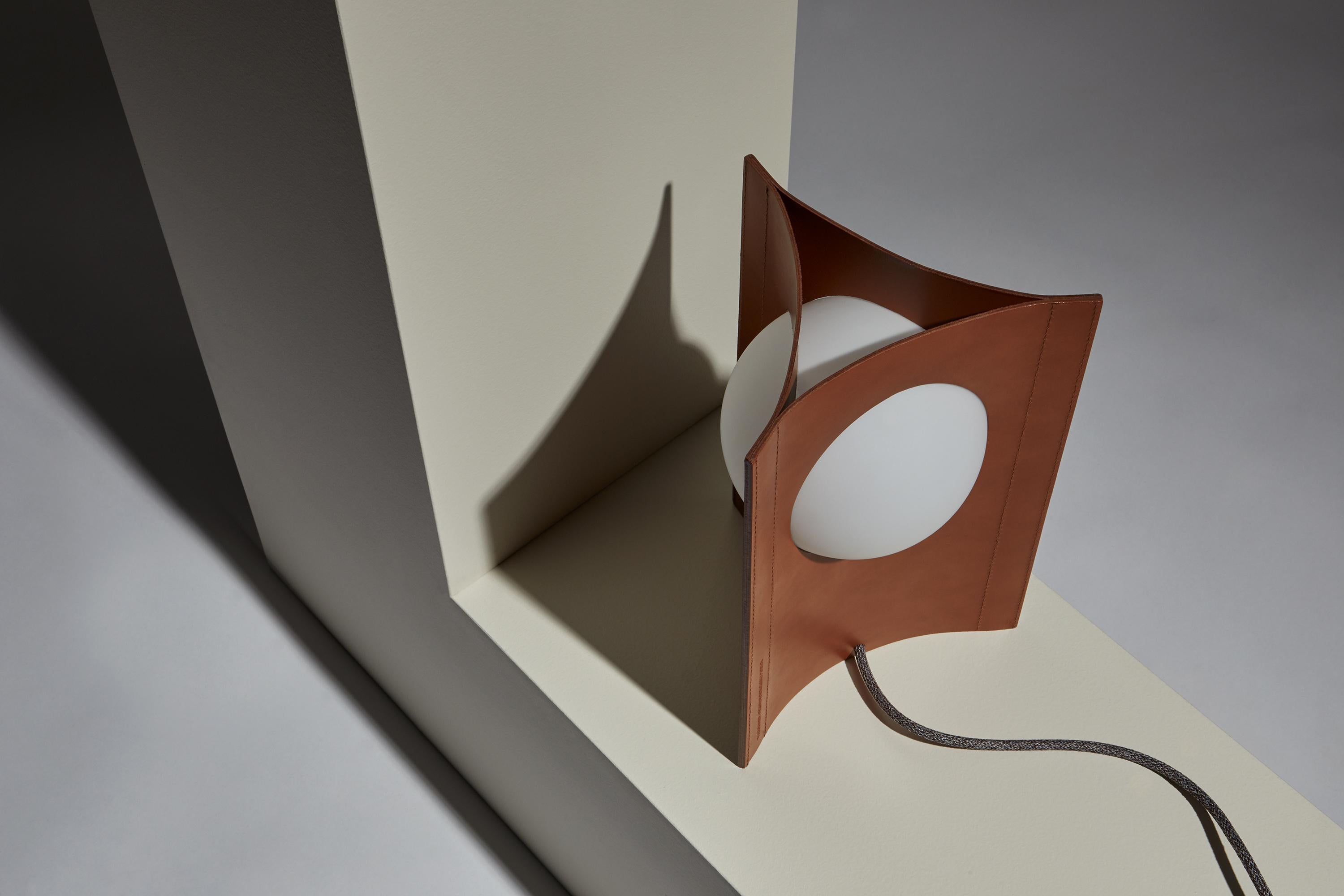 Cuir Hecate - Lampe à poser en cuir par Studio Aristotelis Barakos X Aumorfia en vente