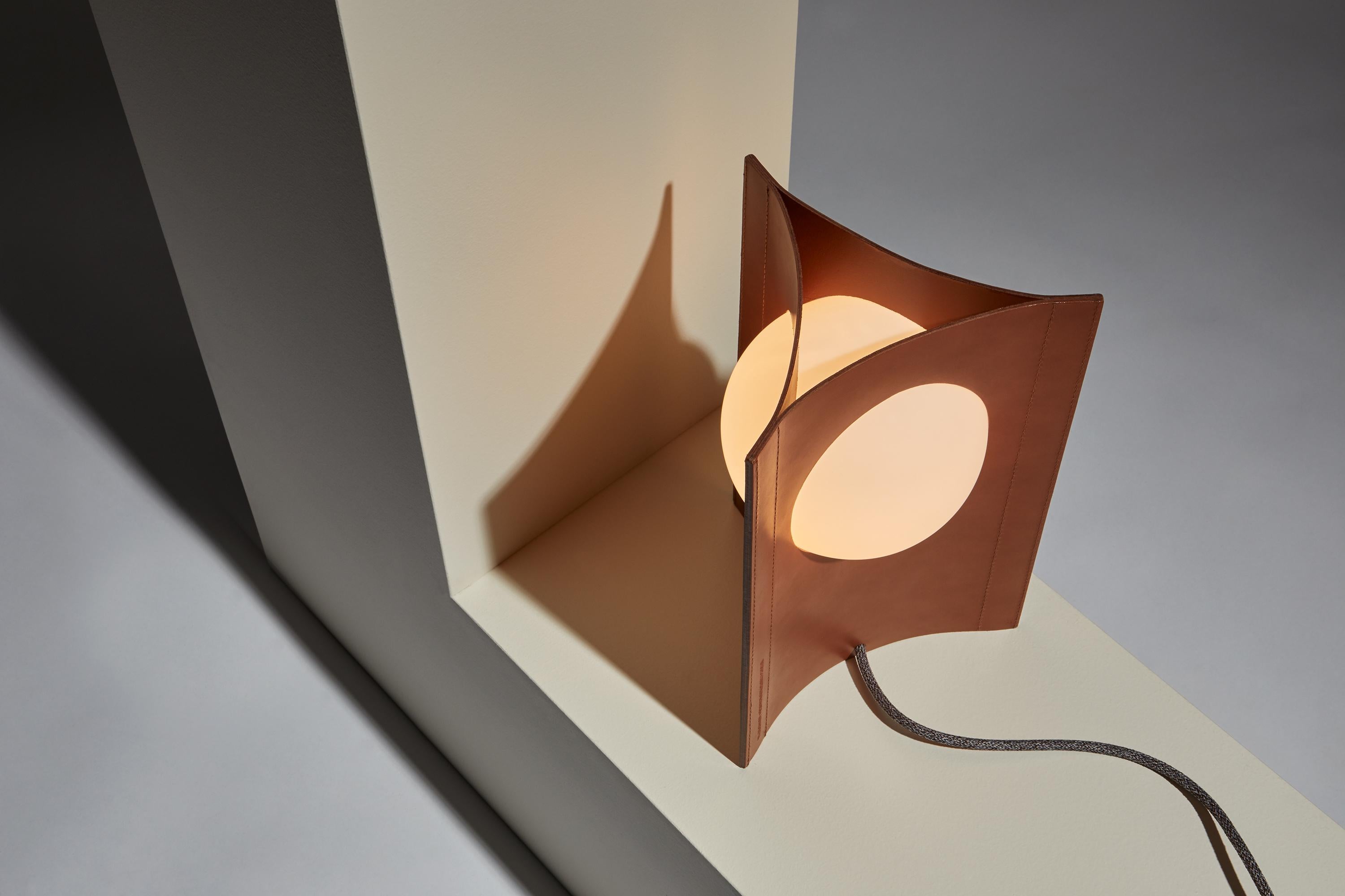 Hecate - Lampe à poser en cuir par Studio Aristotelis Barakos X Aumorfia en vente 1