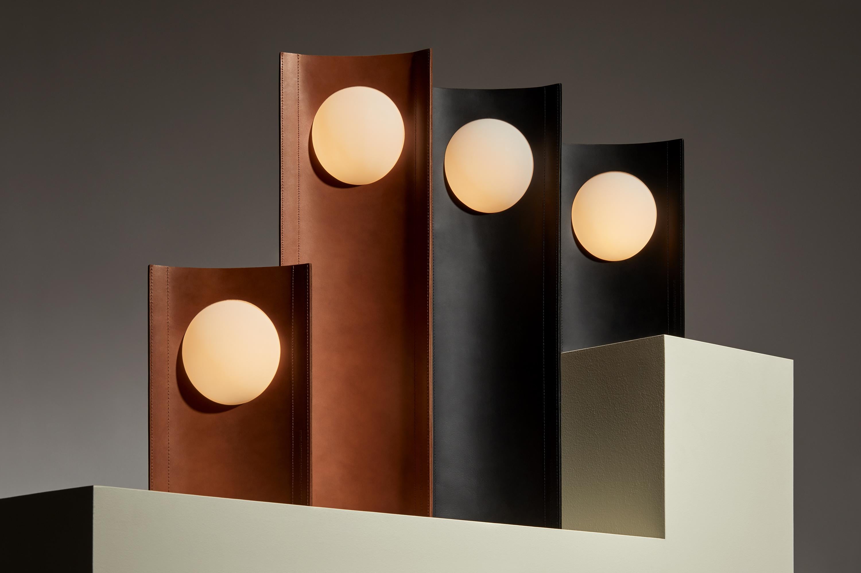 Hecate - Lampe à poser en cuir par Studio Aristotelis Barakos X Aumorfia en vente 2