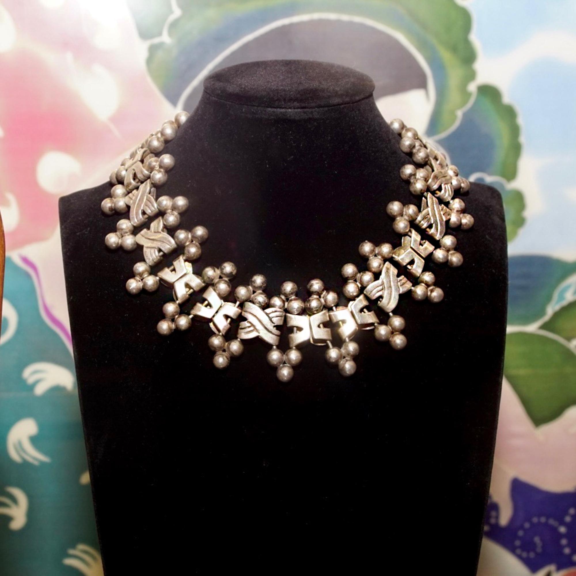 Eine prächtige TAXCO 940 Sterling Silber Girlande Halskette von Kunsthandwerker Silberschmied Hector Aguilar . Mit einem klobigen, gegliederten Strang aus gewundenen X-förmigen Gliedern und silbernen Perlenverzierungen. Die mit Perlen besetzten