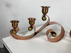Candelabro a volute in rame e ottone di Hector Aguilar, Taxco Mexico, inizio 1940