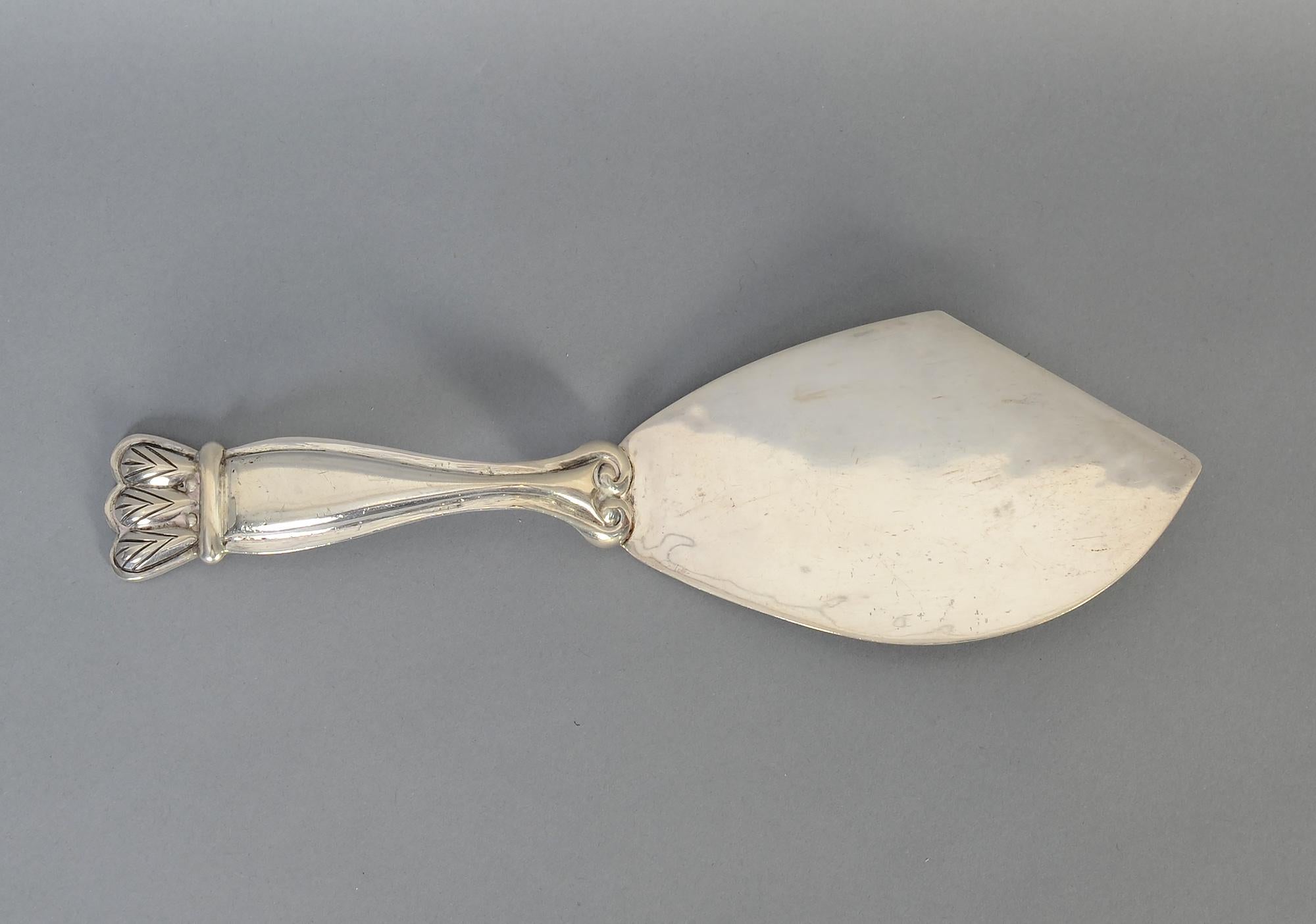 
Elegant and most unusual pie server by Hector Aguilar. The server measures 10 1/4 inches in length and 3 1/4